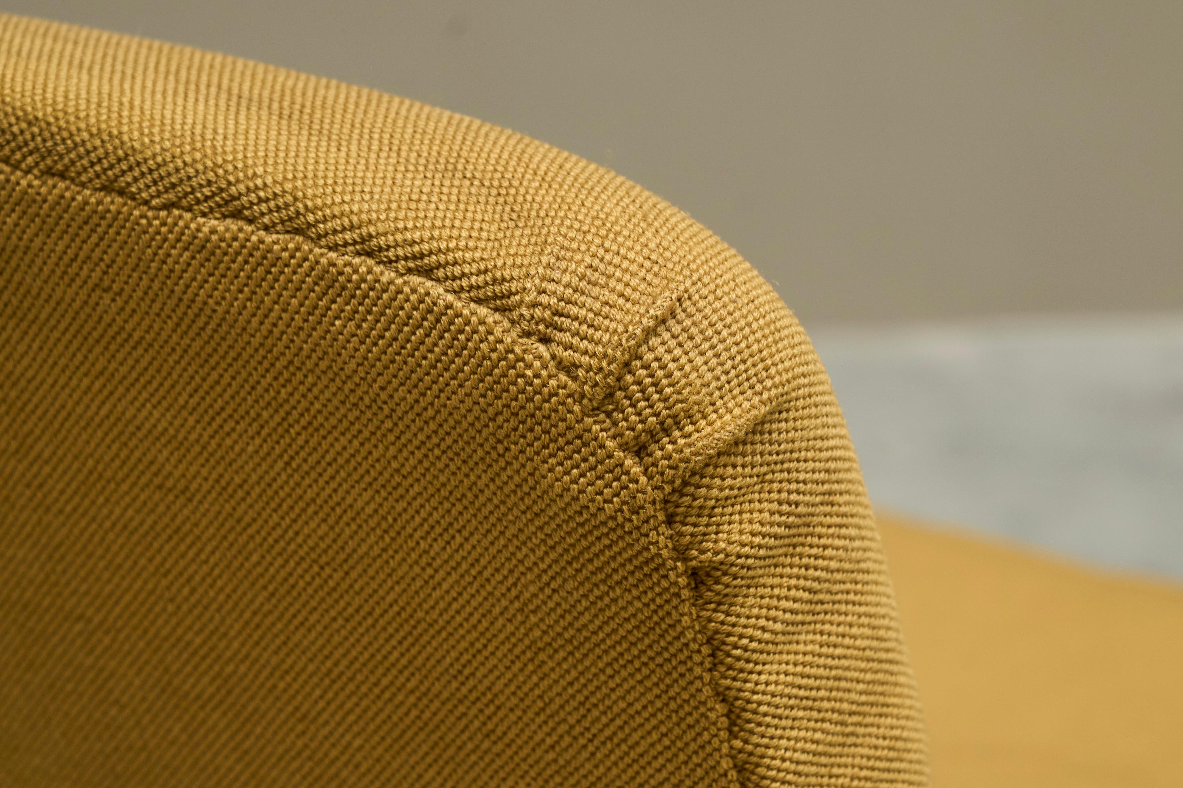 Sofá Antiguo Estilo Bergère en Madera, Caña y Tela Amarillo Ocre en venta 1
