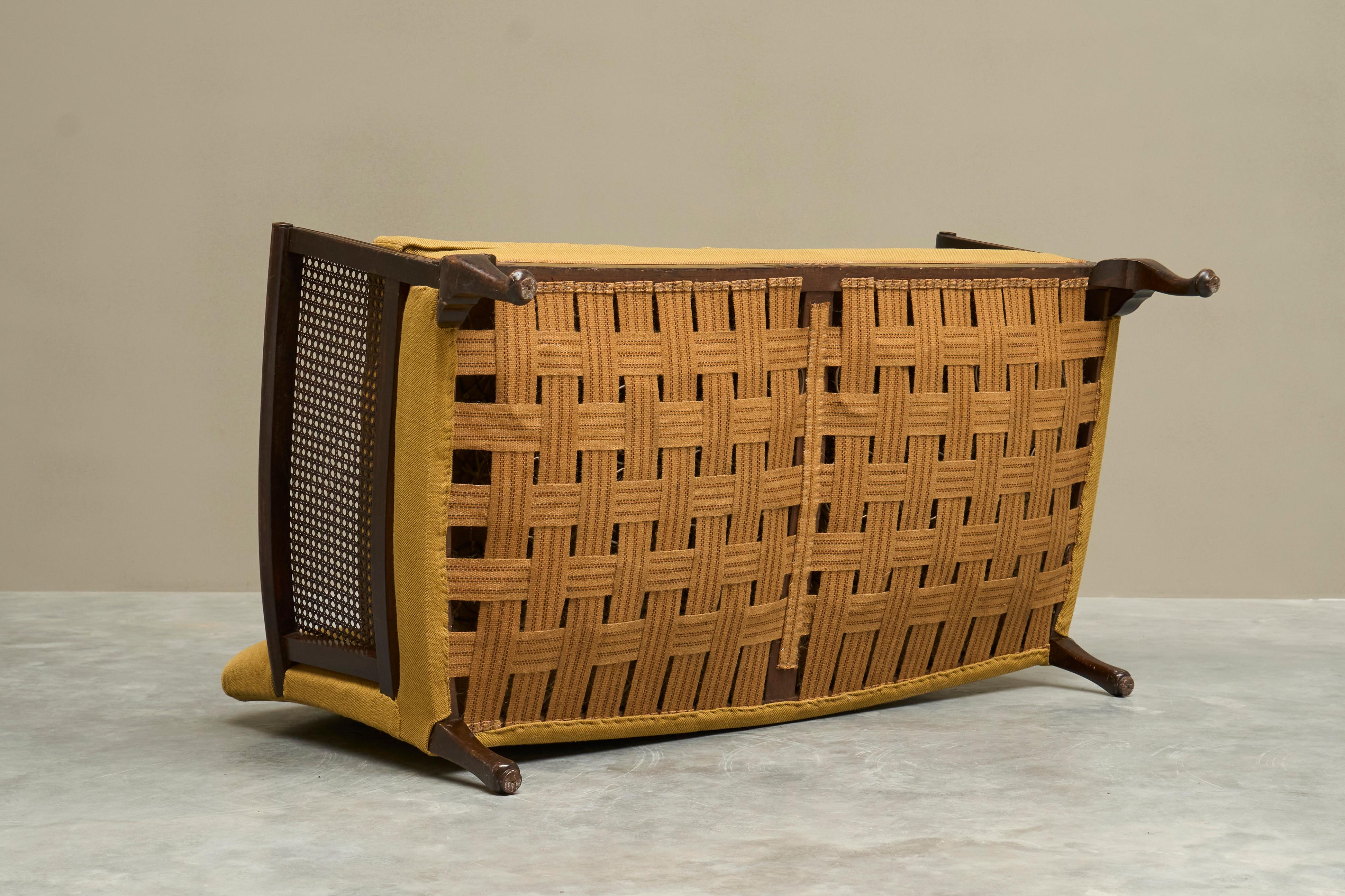 Sofá Antiguo Estilo Bergère en Madera, Caña y Tela Amarillo Ocre en venta 6