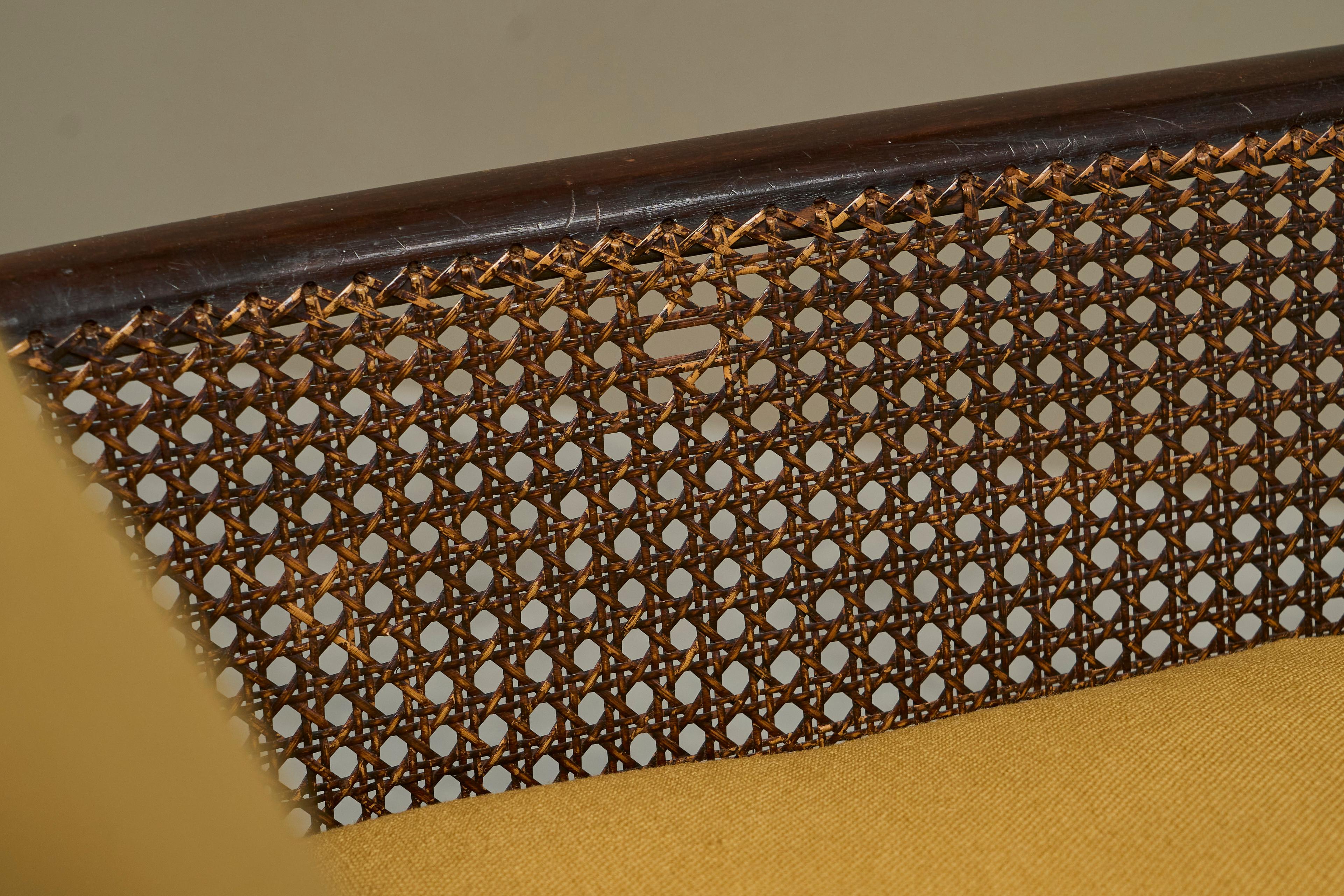 Sofá Antiguo Estilo Bergère en Madera, Caña y Tela Amarillo Ocre en venta 3