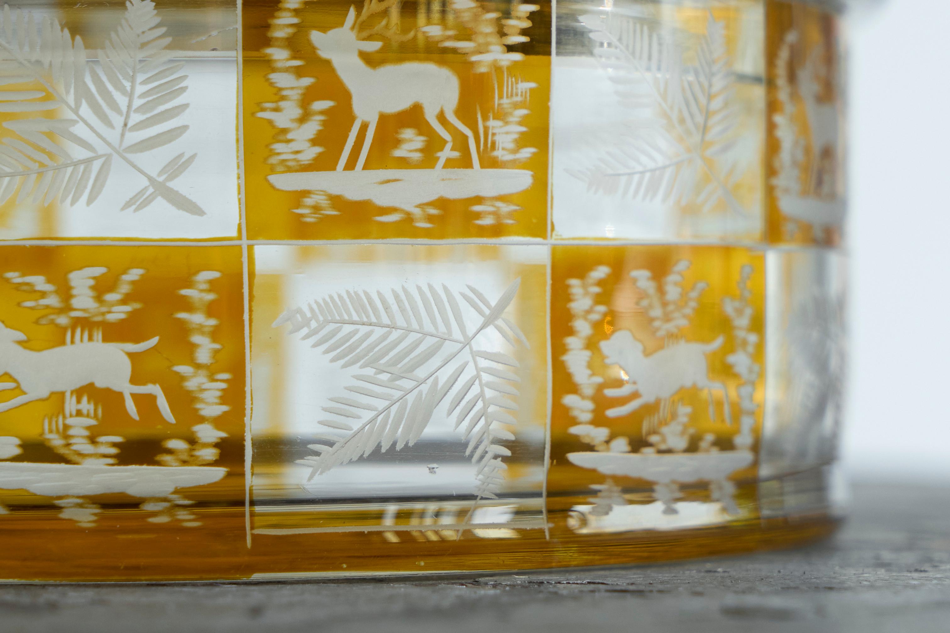 20ième siècle Boîte à couvercle en verre gravé de style 