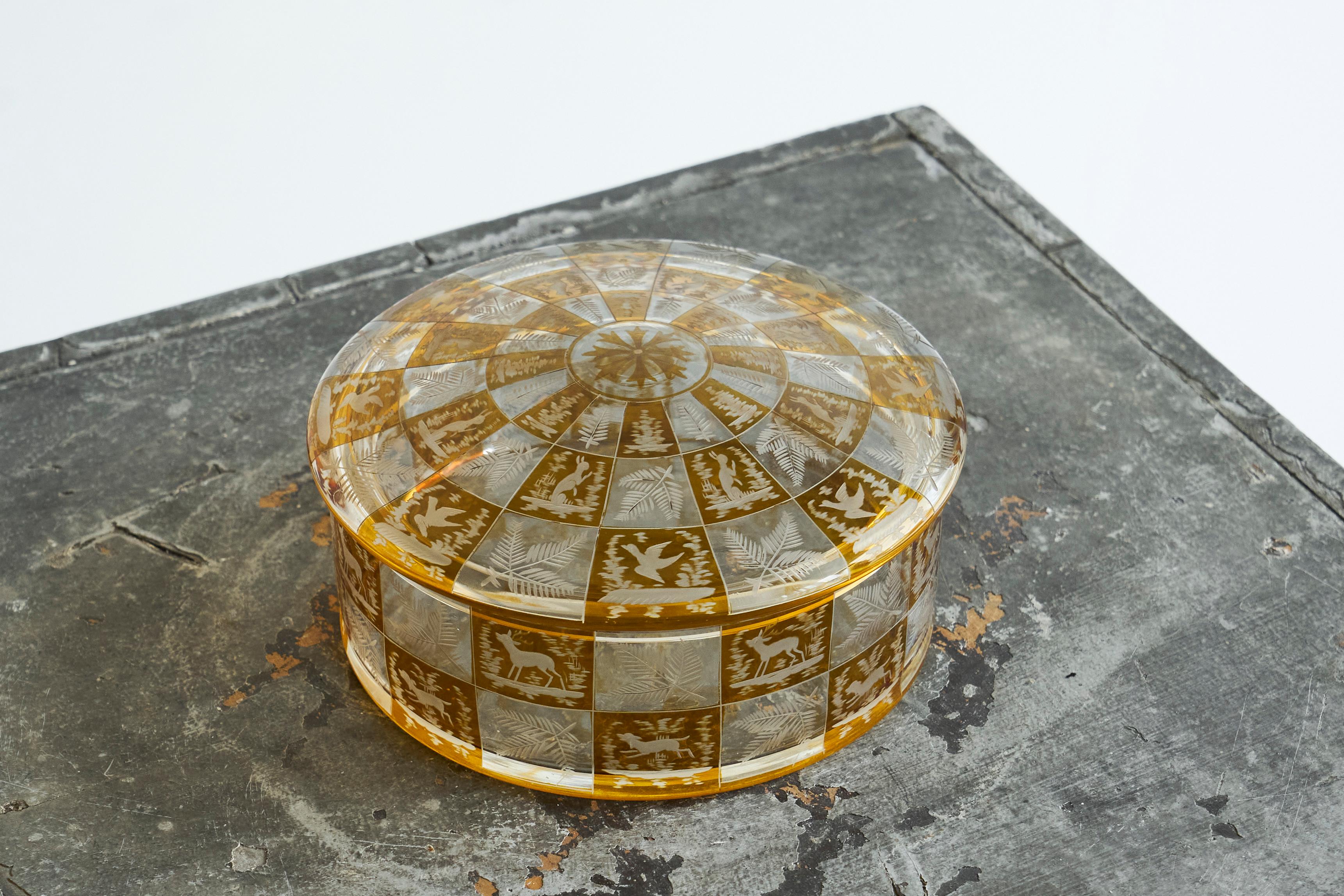 Boîte à couvercle en verre gravé de style 
