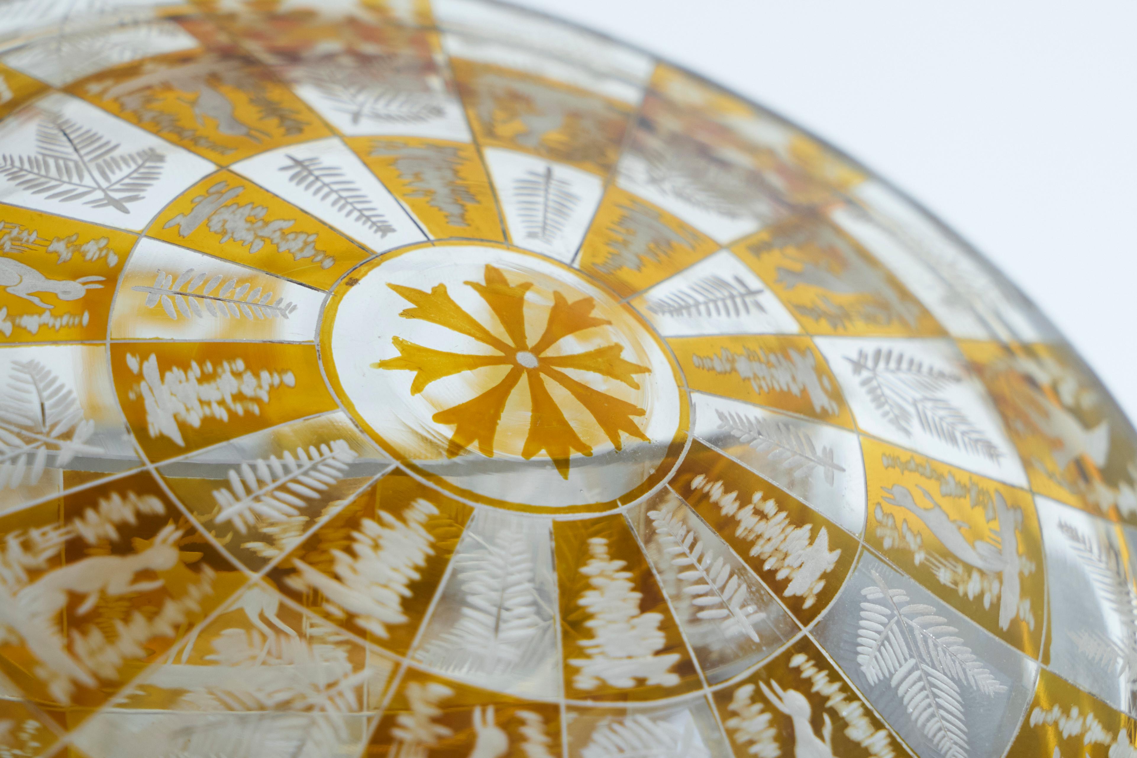 Boîte à couvercle en verre gravé de style 