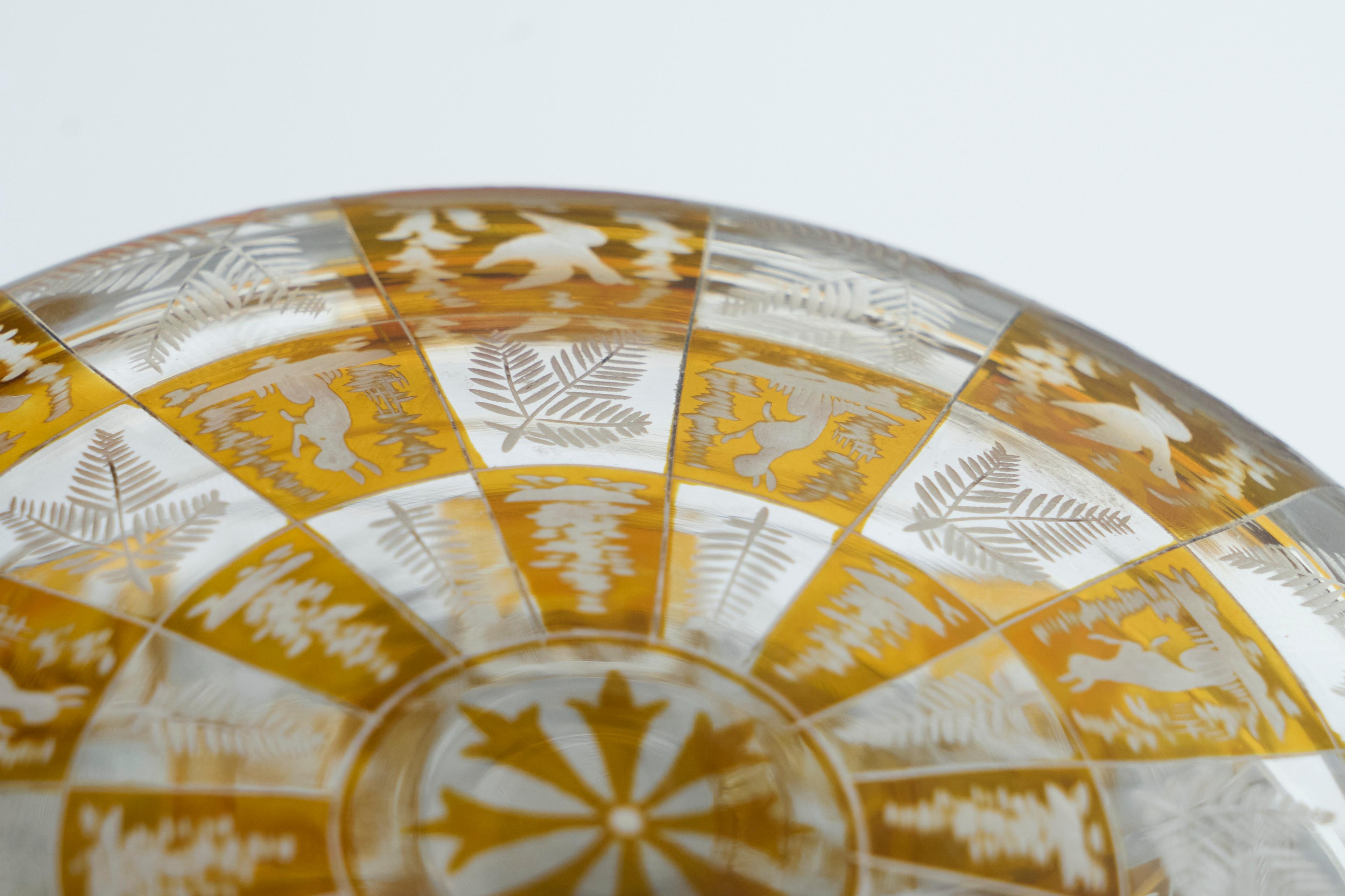 Boîte à couvercle en verre gravé de style 