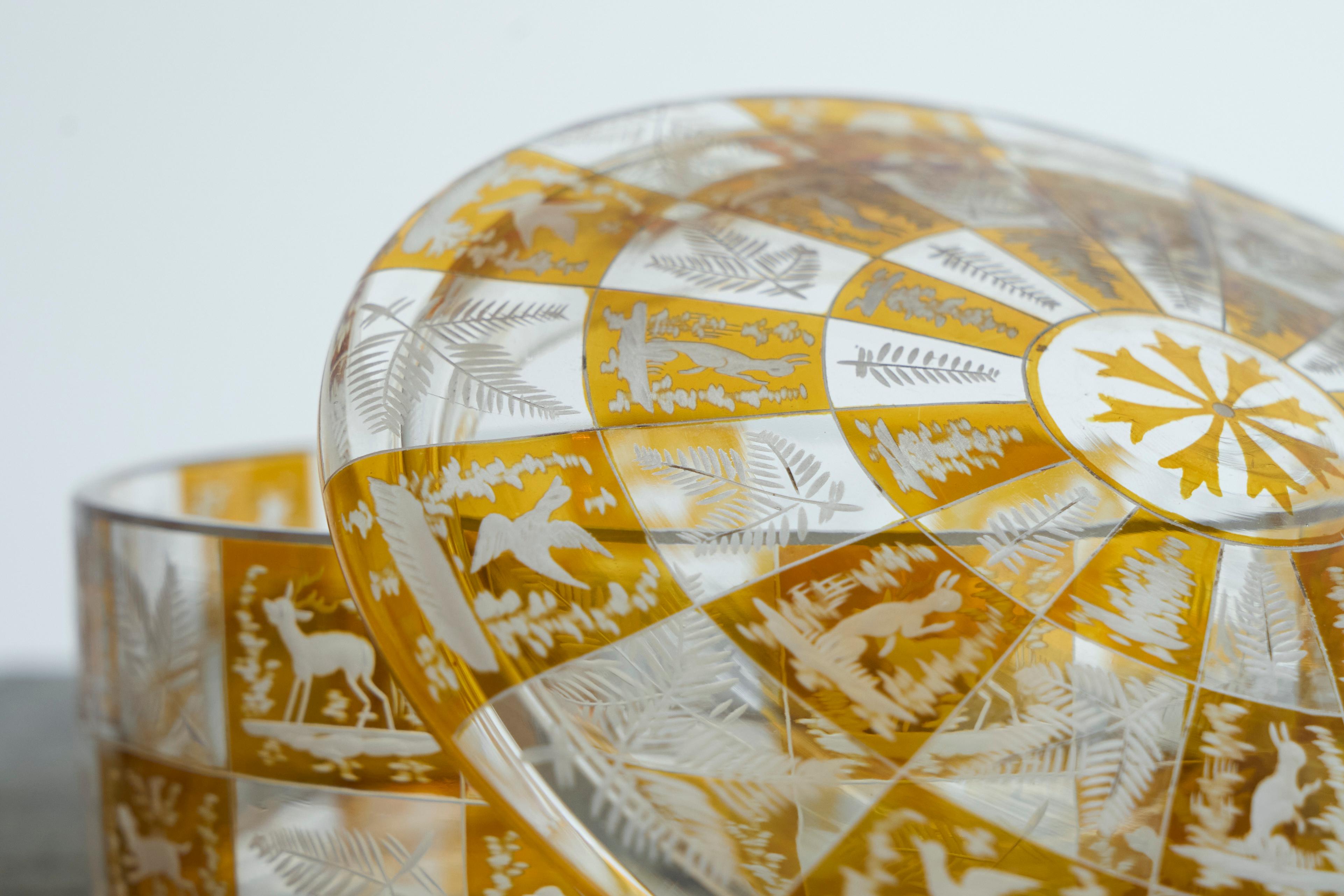 Boîte à couvercle en verre gravé de style 