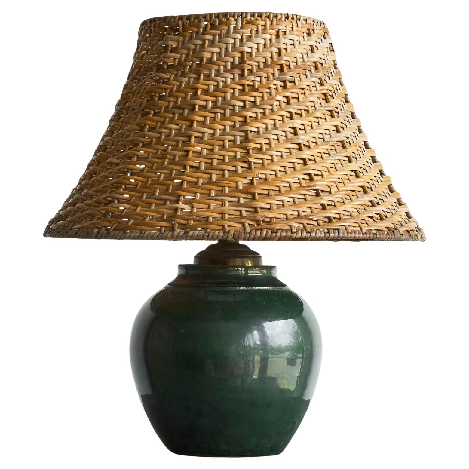 Grün glasierte Studio Pottery Tischlampe mit Rattan-Schirm 1970er im Angebot