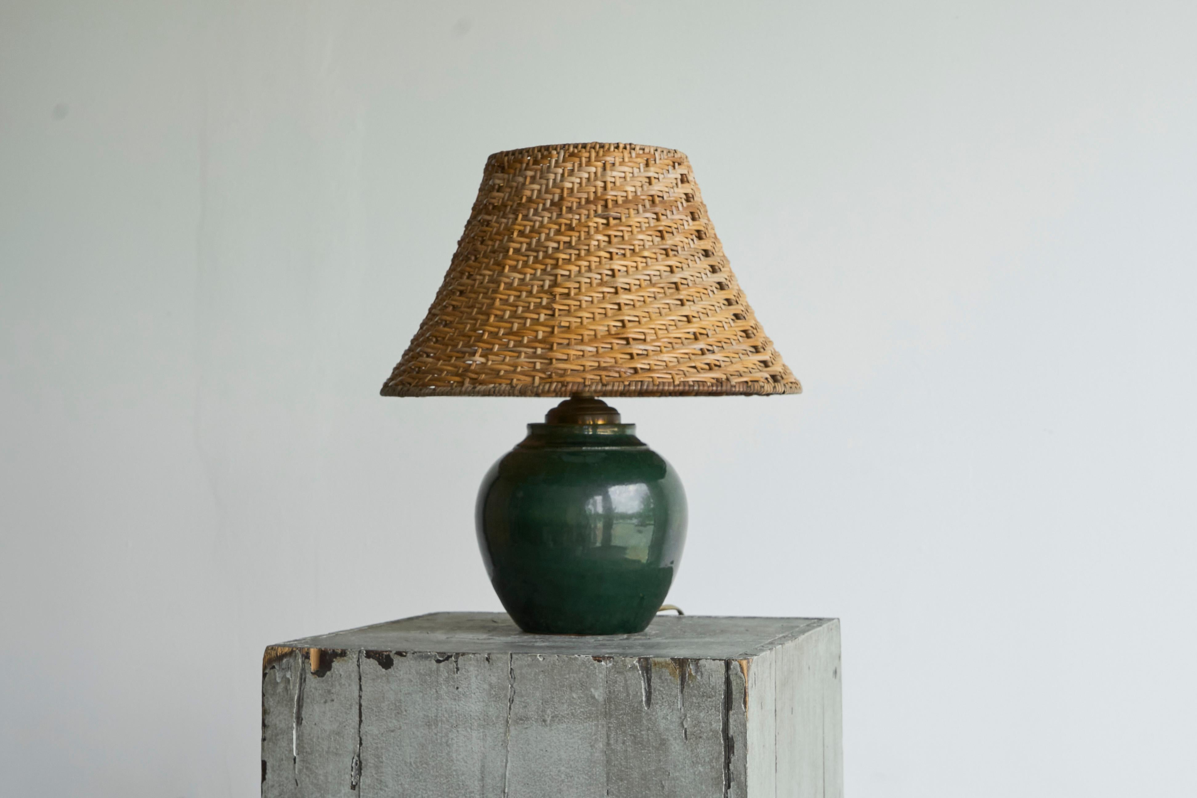 Grün glasierte Studio Pottery Tischlampe mit Rattan-Schirm 1970er (Europäisch) im Angebot