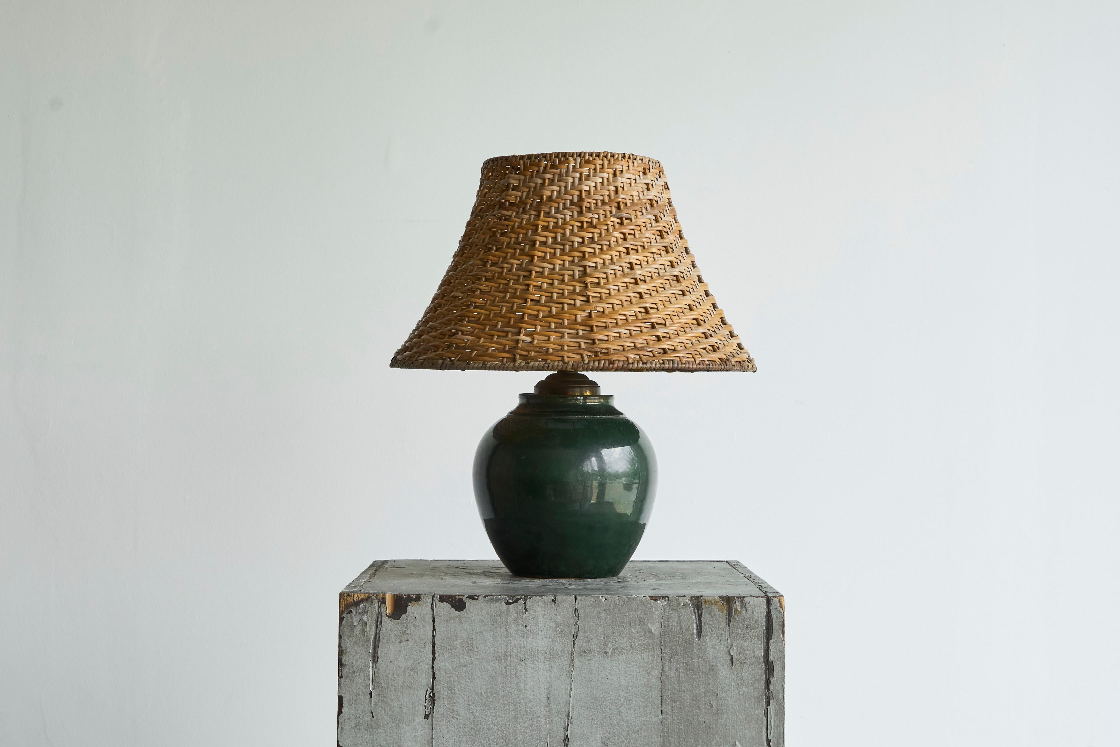 Grüner Glanz glasiert Studio Keramik Tischlampe mit Rattan-Schirm 1970er Jahre.

Eine schöne glasierte Studio Keramik Tischlampe in Portugal mit einem Zeitraum Rattan Schatten gemacht. Wunderschönes sonniges, mediterranes Aussehen.

Schöne