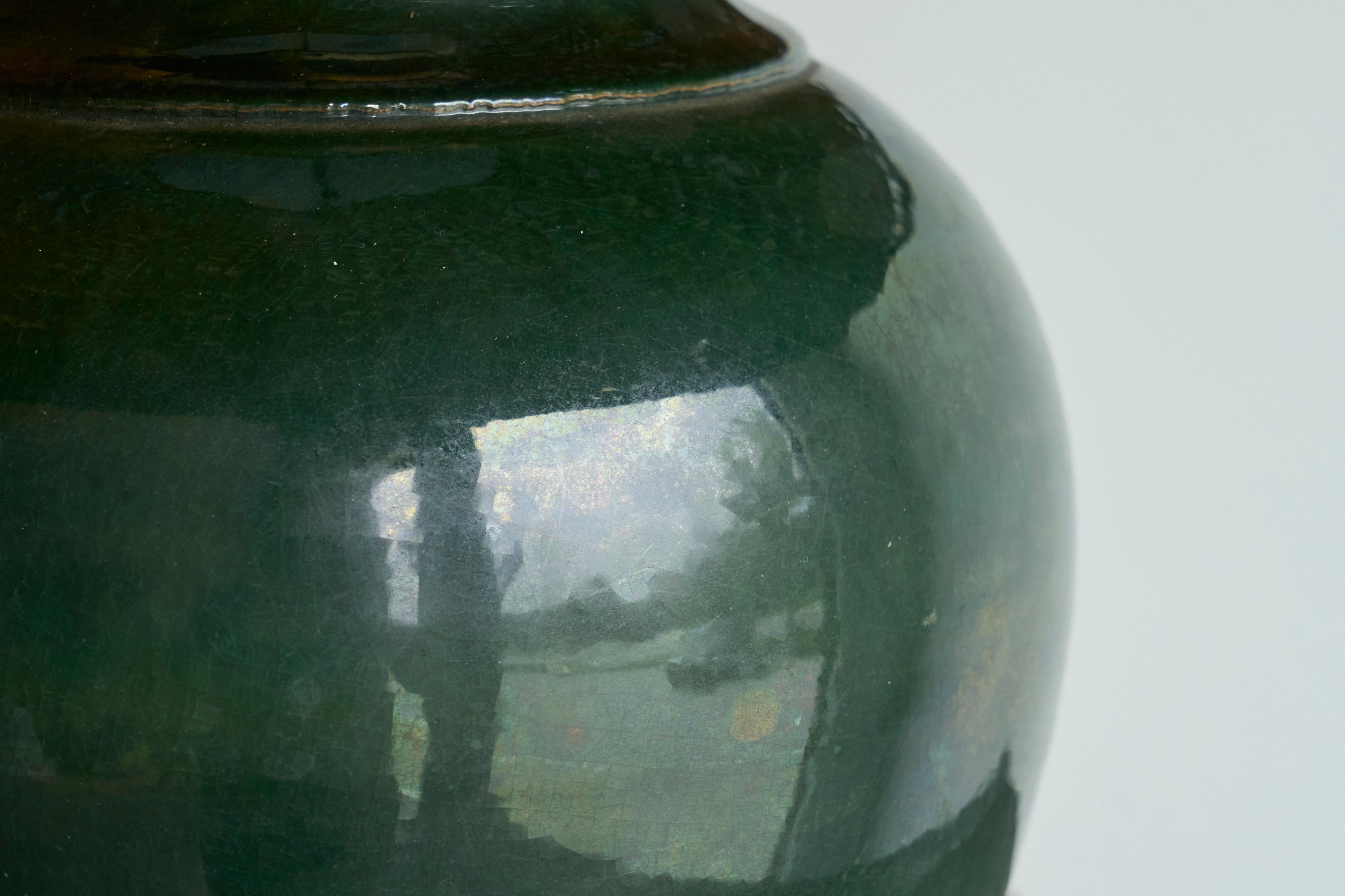 Grün glasierte Studio Pottery Tischlampe mit Rattan-Schirm 1970er (Moderne der Mitte des Jahrhunderts) im Angebot