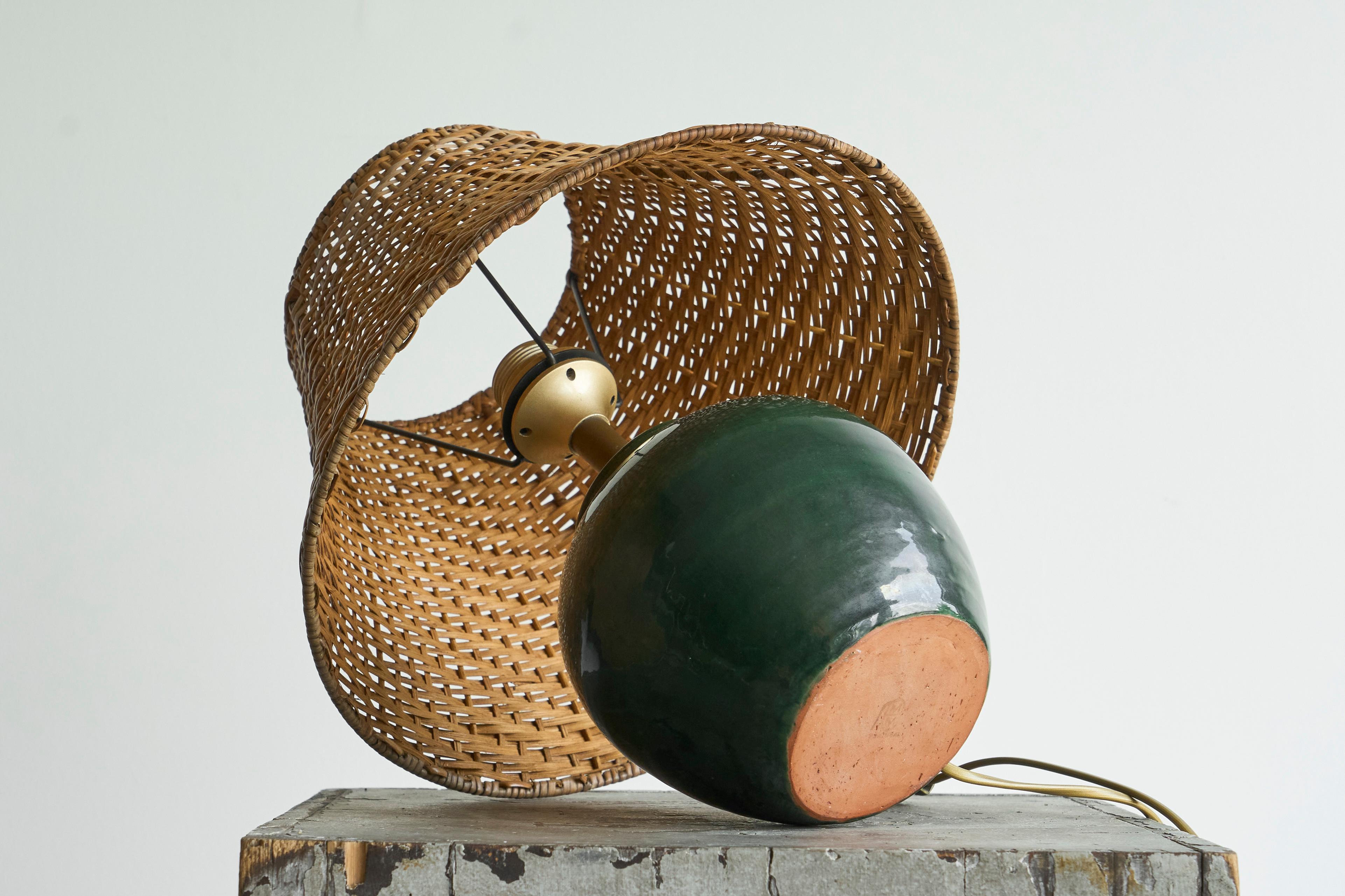 Grün glasierte Studio Pottery Tischlampe mit Rattan-Schirm 1970er im Zustand „Gut“ im Angebot in Meer, VAN