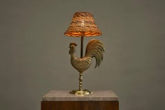 Fantástica lámpara de mesa francesa «Le Coq d'Or» con forma de gallo, de latón y ratán, de los años 60