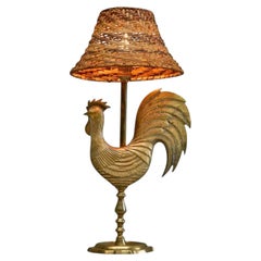 Fantástica lámpara de mesa francesa «Le Coq d'Or» con forma de gallo, de latón y ratán, de los años 60