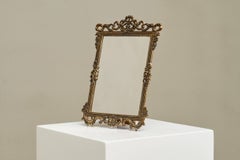 Espejo de mesa italiano muy ornamentado, de latón chapado en plata patinada, de mediados del siglo XX