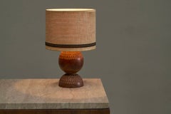 Maravillosa lámpara de mesa de madera tallada con pantalla de yute trenzado, de los años 60