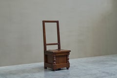 Remarquable fauteuil d'appoint de style néo-médiéval en chêne massif, Europe, milieu du XXe siècle