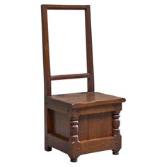 Remarquable fauteuil d'appoint de style néo-médiéval en chêne massif, Europe, milieu du XXe siècle