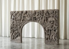 Wunderschöne antike Basrelief-Kaminumrandung aus handgeschnitztem Stein