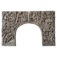Wunderschöne antike Basrelief-Kaminumrandung aus handgeschnitztem Stein