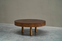 Eccezionale tavolino modernista in stile organico con piano in tronco d'albero, Europa, anni '60