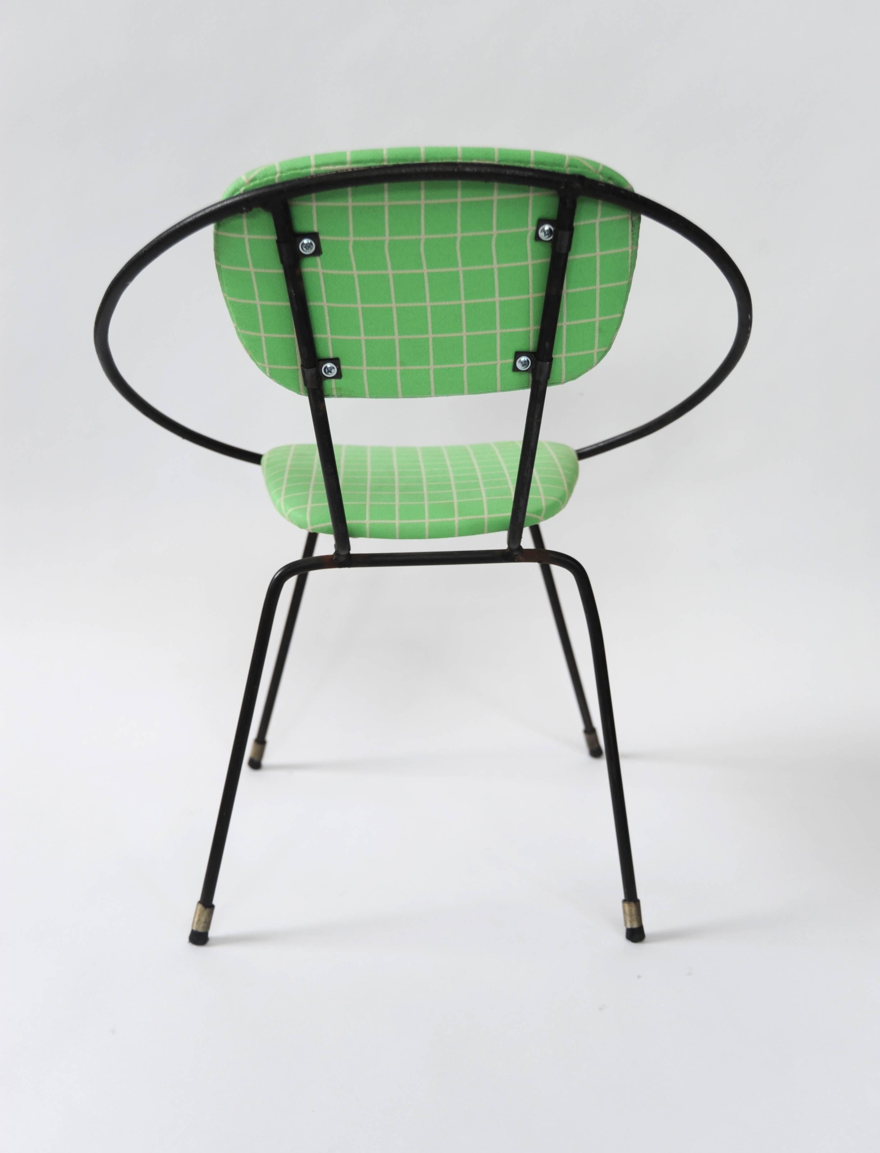 Pair of 1950s Iron Circle Chairs with Contemporary Maharam Fabric im Zustand „Gut“ im Angebot in New York, NY