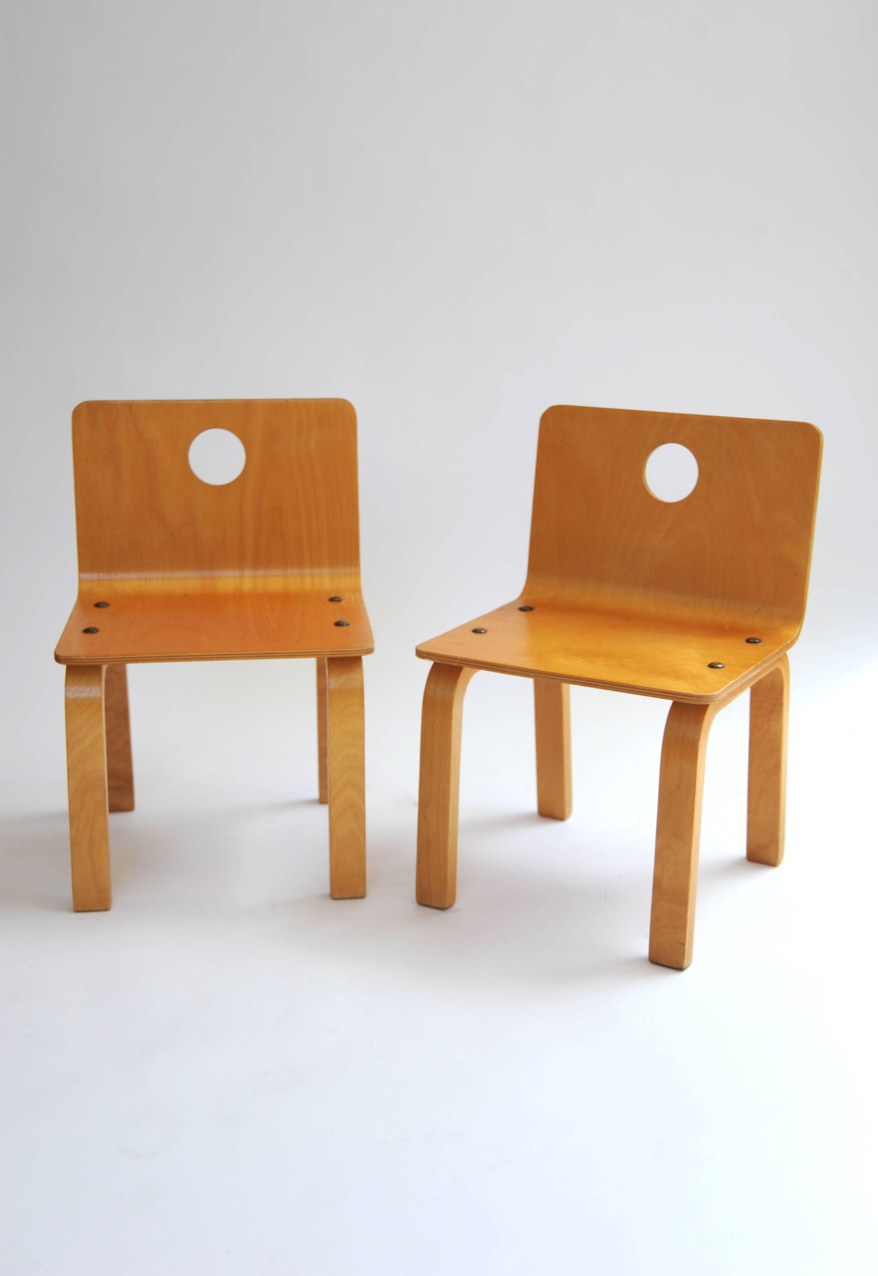 Pair of Circle Cut-Out Child Chairs in Molded Plywood attributed to Alvar Aalto In Good Condition In New York, NY