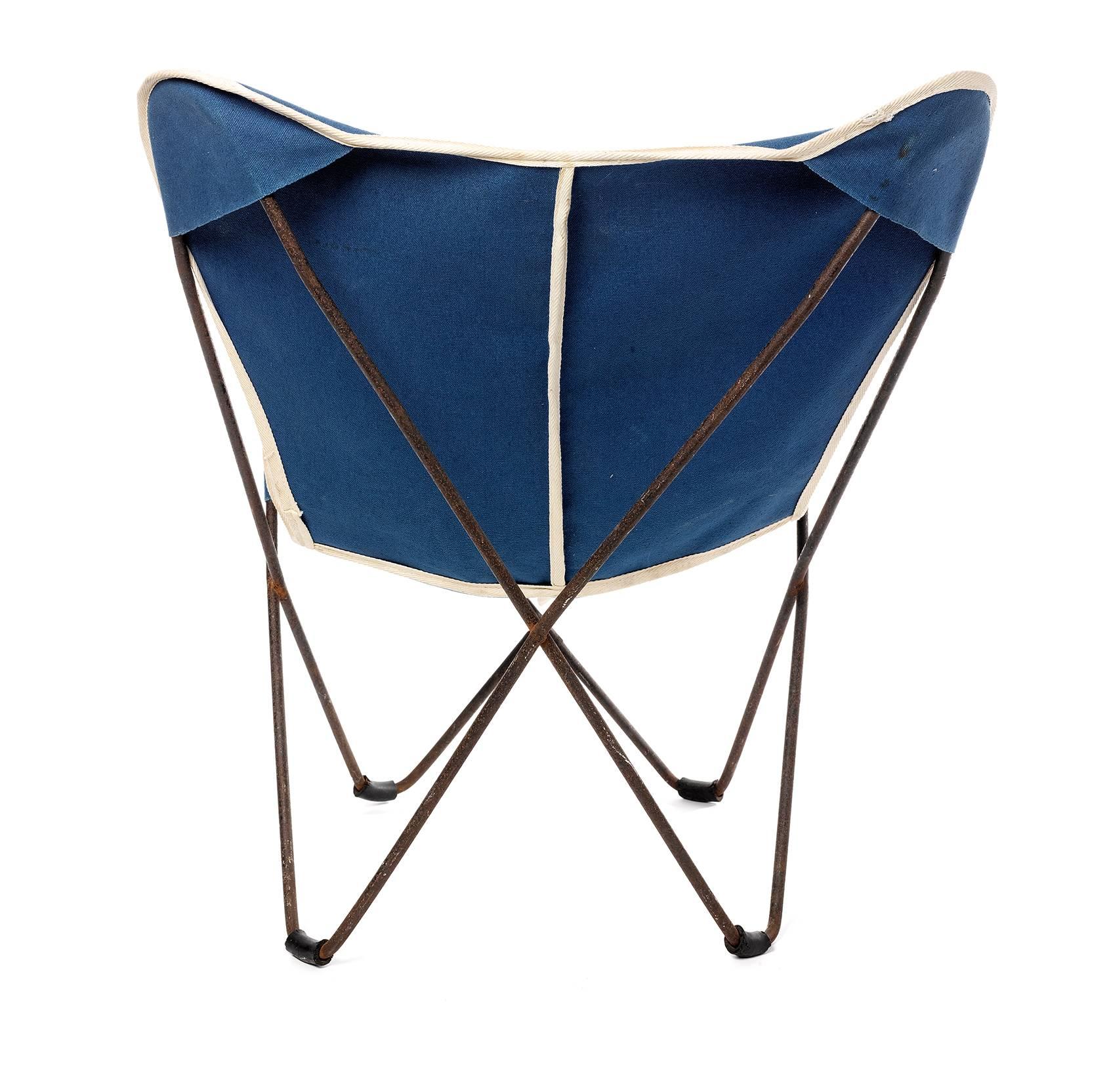 Child Butterfly Chair by Jorge Ferrari Hardoy in Blue Canvas, 1930s

Designed by Jorge Ferrari Hardoy, Antonio Bonet and Juan Kurchan
Vintage, 1930s
Iron frame, original blue canvas cover
H 25 in, W 17 in, D 21.25 in (seat: H 10.5 in)