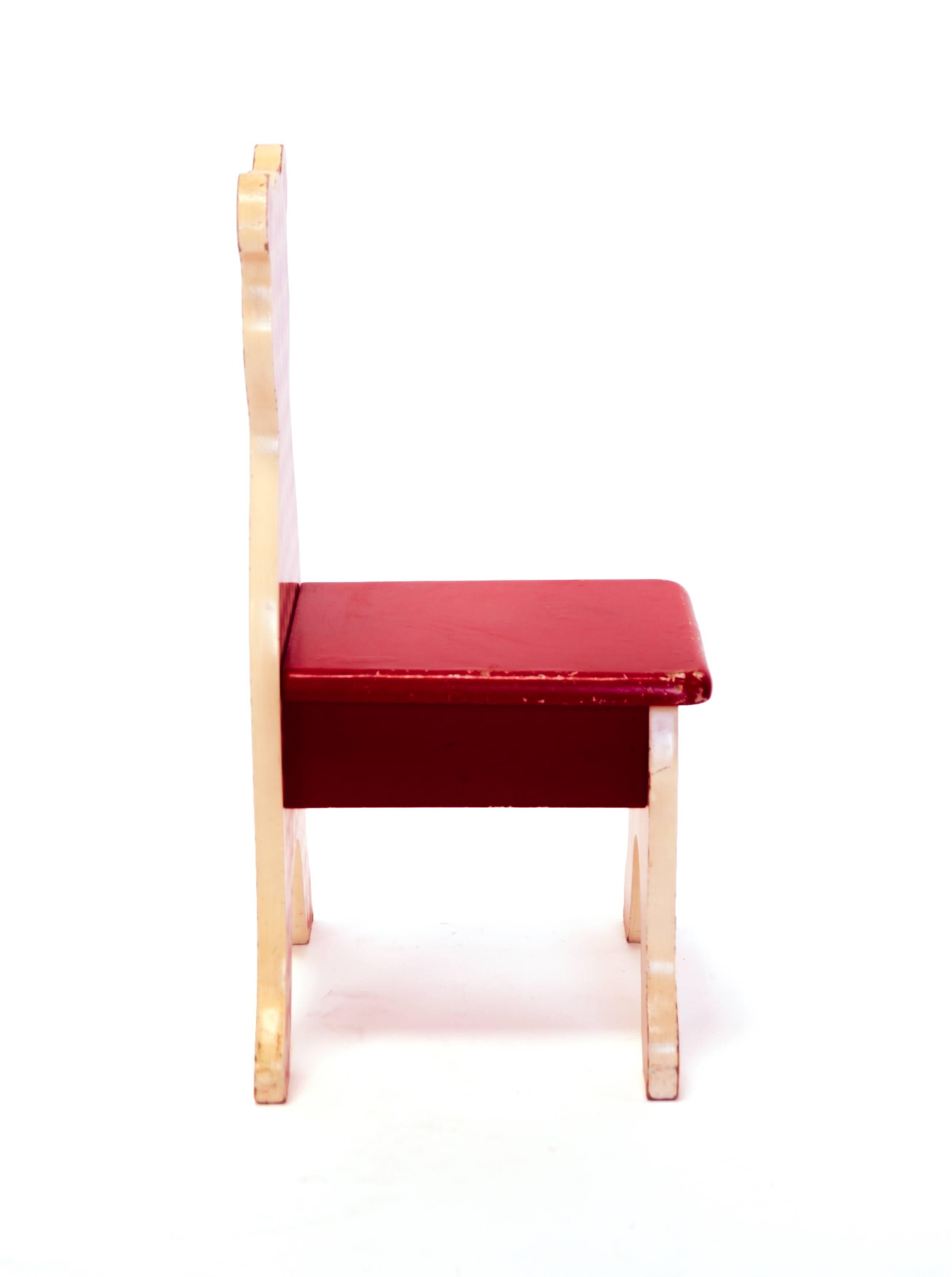 Bear chair, vintage, painted wood composite

Vintage
Painted wood composite
Measures: H 23 in, W 10 in, D 10 in.

 