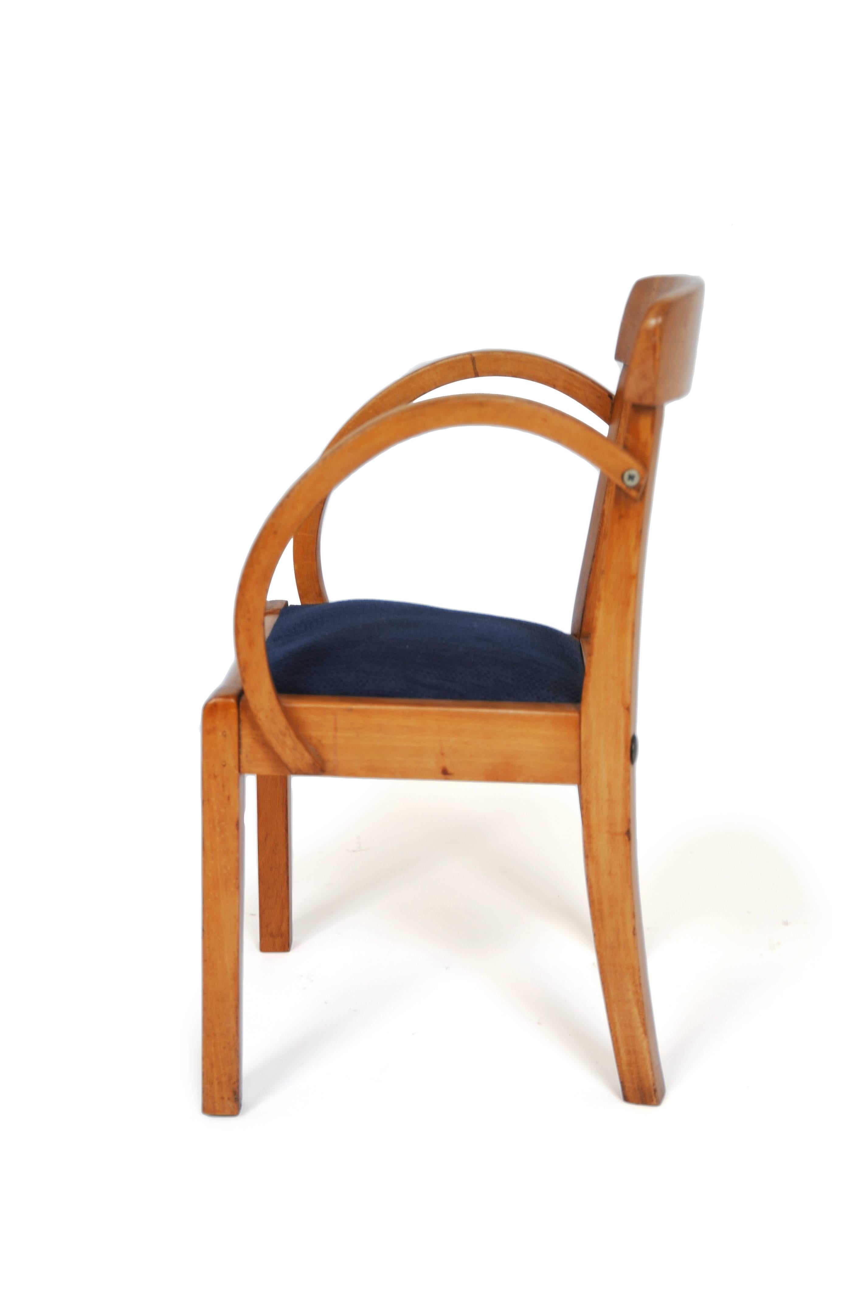 Baumann chair, Baumann France, vintage, France, 1960s.

Baumann chair
Baumann France
Vintage, France, 1960s
Varnished beech bentwood with upholstered seat
Measures: H 21 in, W 12 in, D 12 in (seat H 11.75 in).