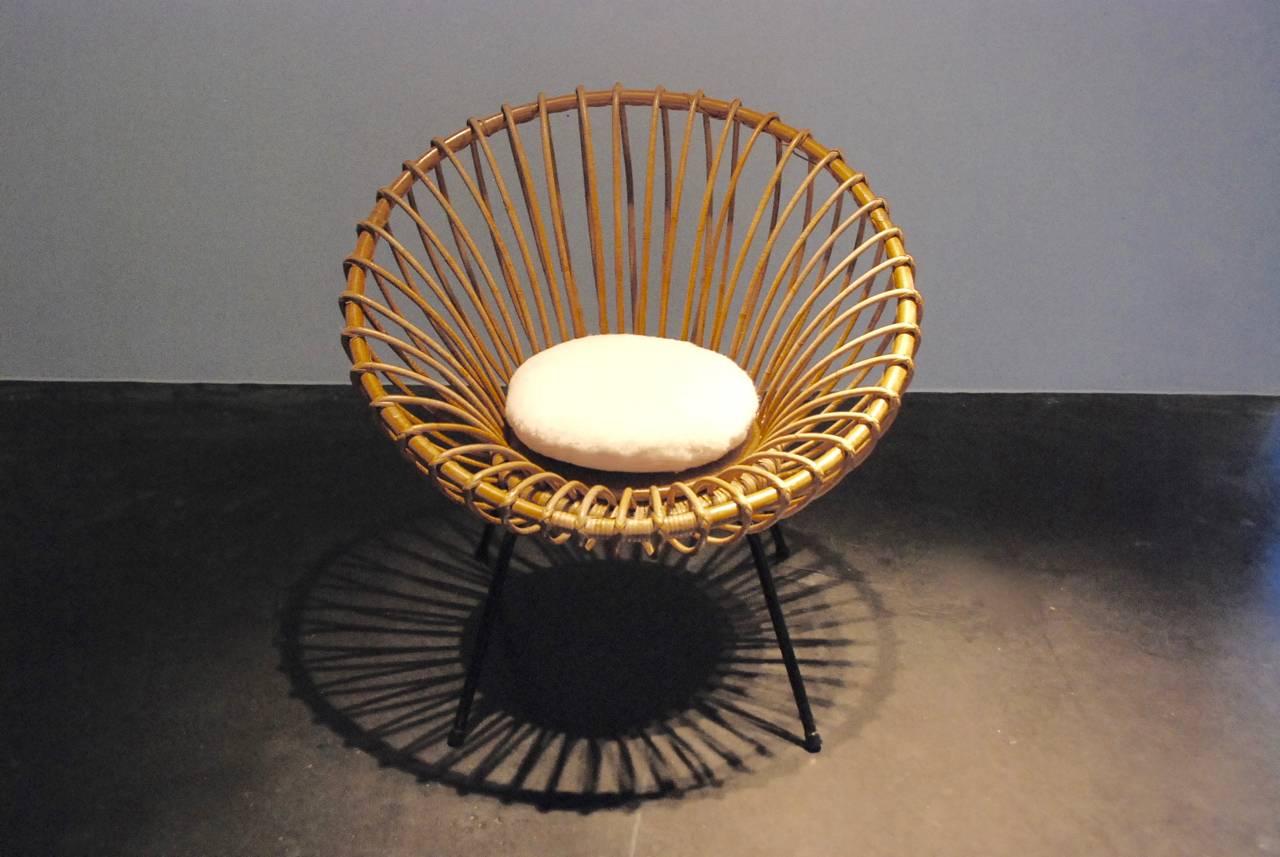 Beautiful easy chair by Dirk Van Sliedrecht for Rohé, manufactured in The Netherlands, circa 1950. The chair, consisting of a high quality wicker seat on a black metal base, is a nice piece of Dutch design. In good original condition with minor