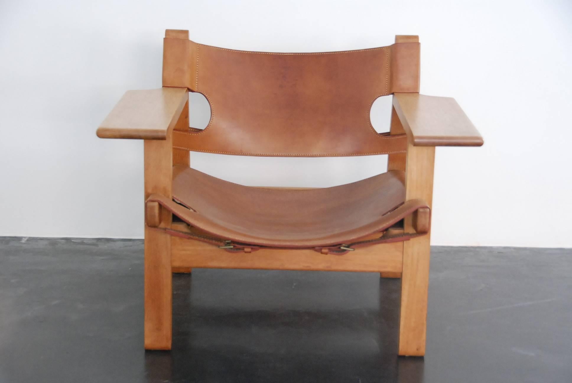 'Spanish Chair' in solid oak and cognac leather by Børge Mogensen. Manufactured by Fredericia Furniture, Denmark, circa 1950.
This well-known iconic piece by Mogensen has a very strong appearance. The sincere construction and ditto type of