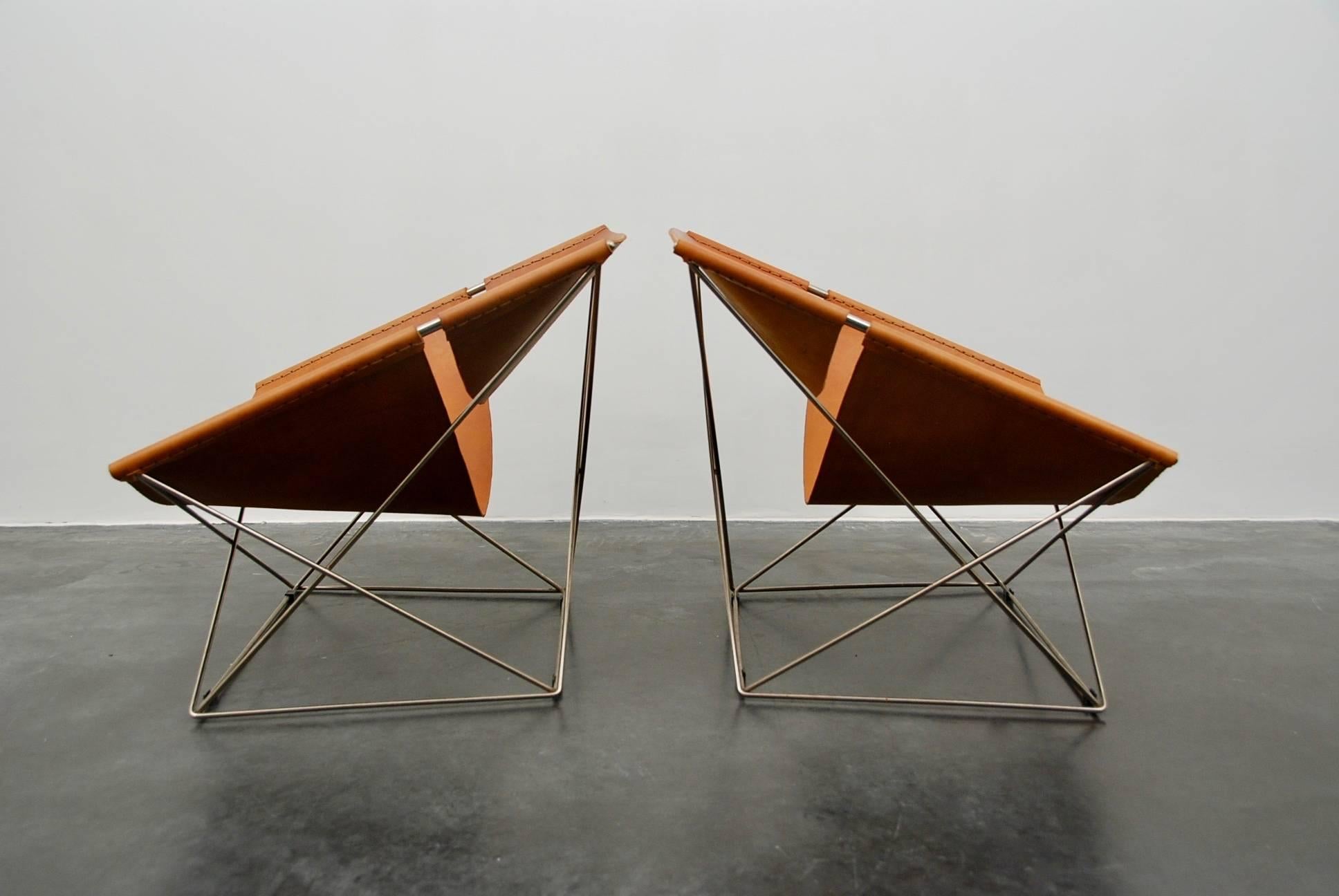 Pair of seats butterfly designed by Pierre Paulin for Artifort in 1960s.
The chromed metal frames are in good condition. The cognac leather has been new upholstered, according to the original.