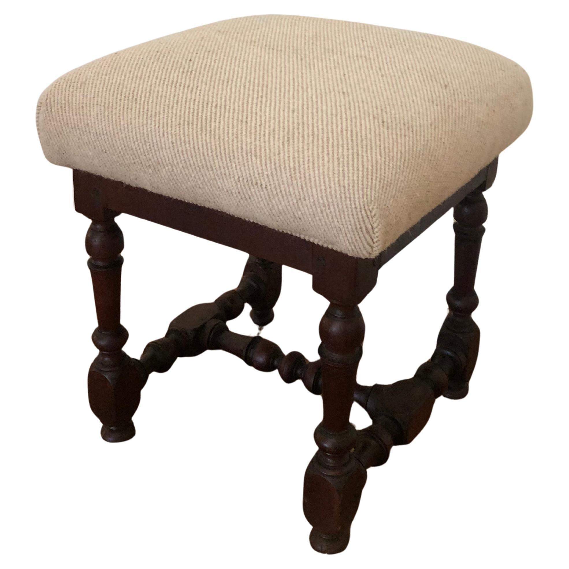 Taburete estilo Luis XIII del castillo de la Bourdonnaye, Bretaña, Francia en venta