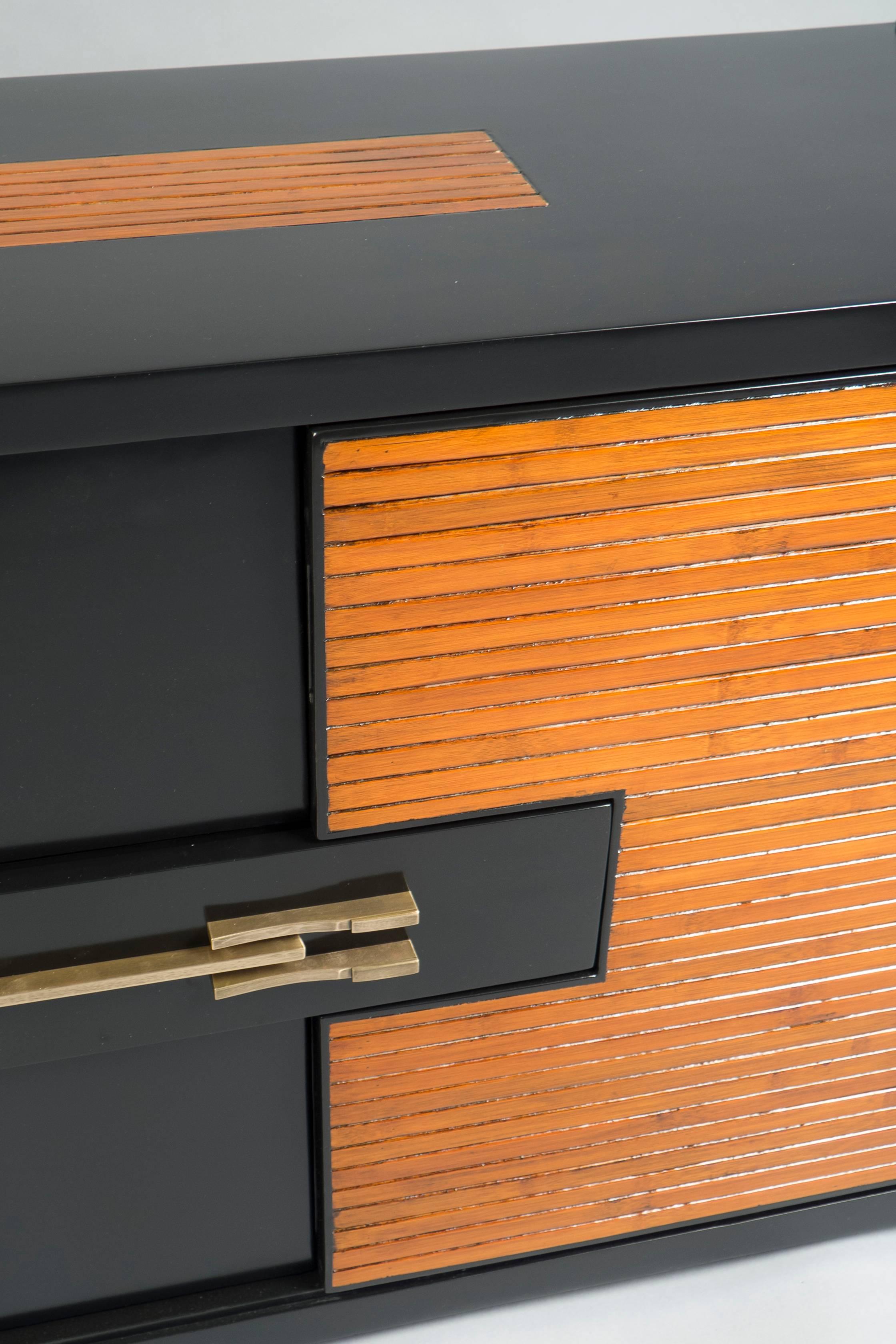 Mattschwarz lackierter und getönter Obstholzschrank im japanischen Stil. Die vorderen Türen sind so geschnitten, dass sie Bambus imitieren. An den Seiten befinden sich zwei Türen, in der Mitte zwei kleinere schwarze Türen und in der Mitte eine mit