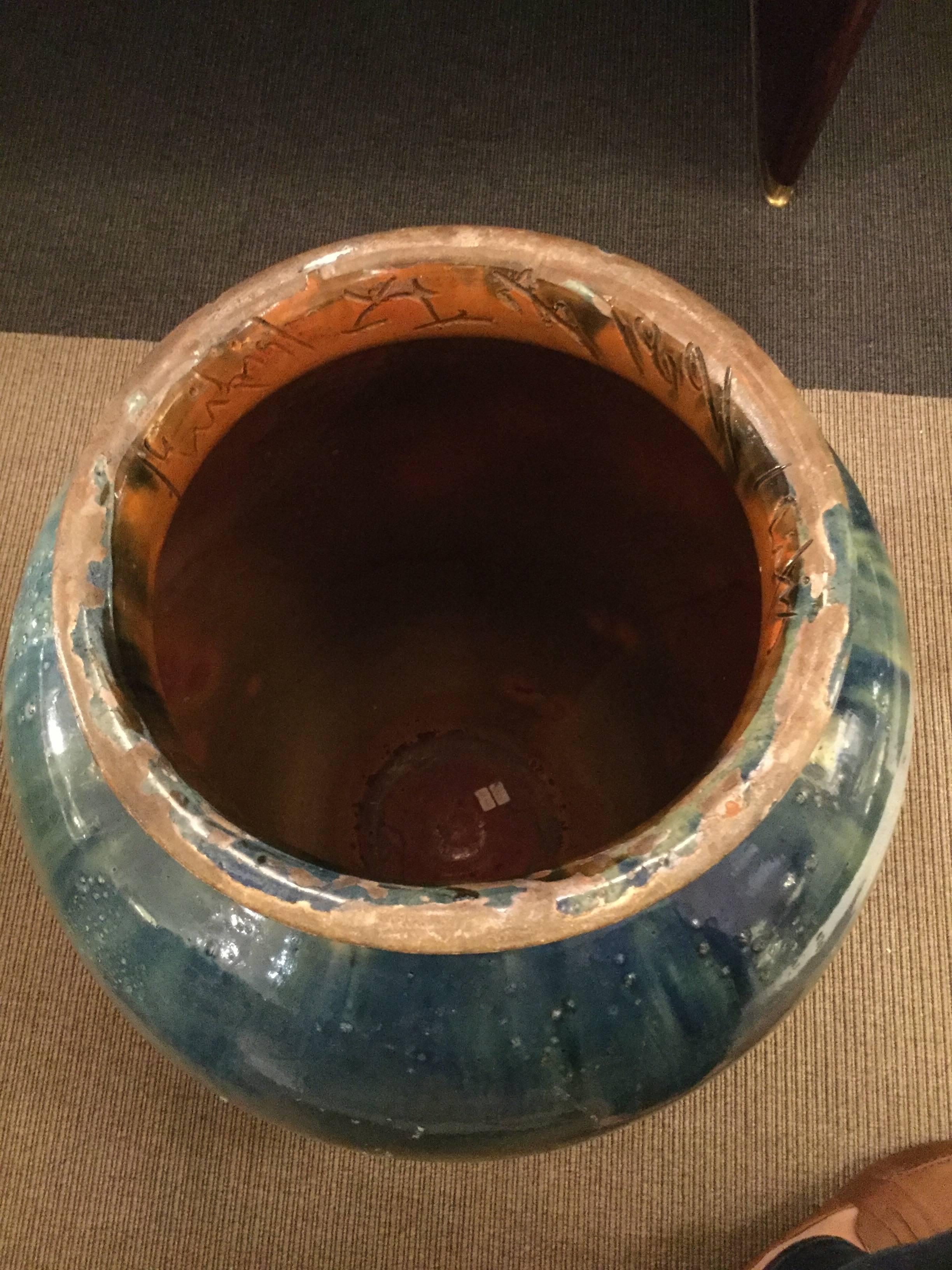 Vaso di terracotta unico nel suo genere, con iscrizione a fogliame e smaltato in blu, verde e giallo. Firmato con monogramma e datato. Realizzato nel laboratorio di Eifrigs, a Valby.

IL NOSTRO RIFERIMENTO N6983