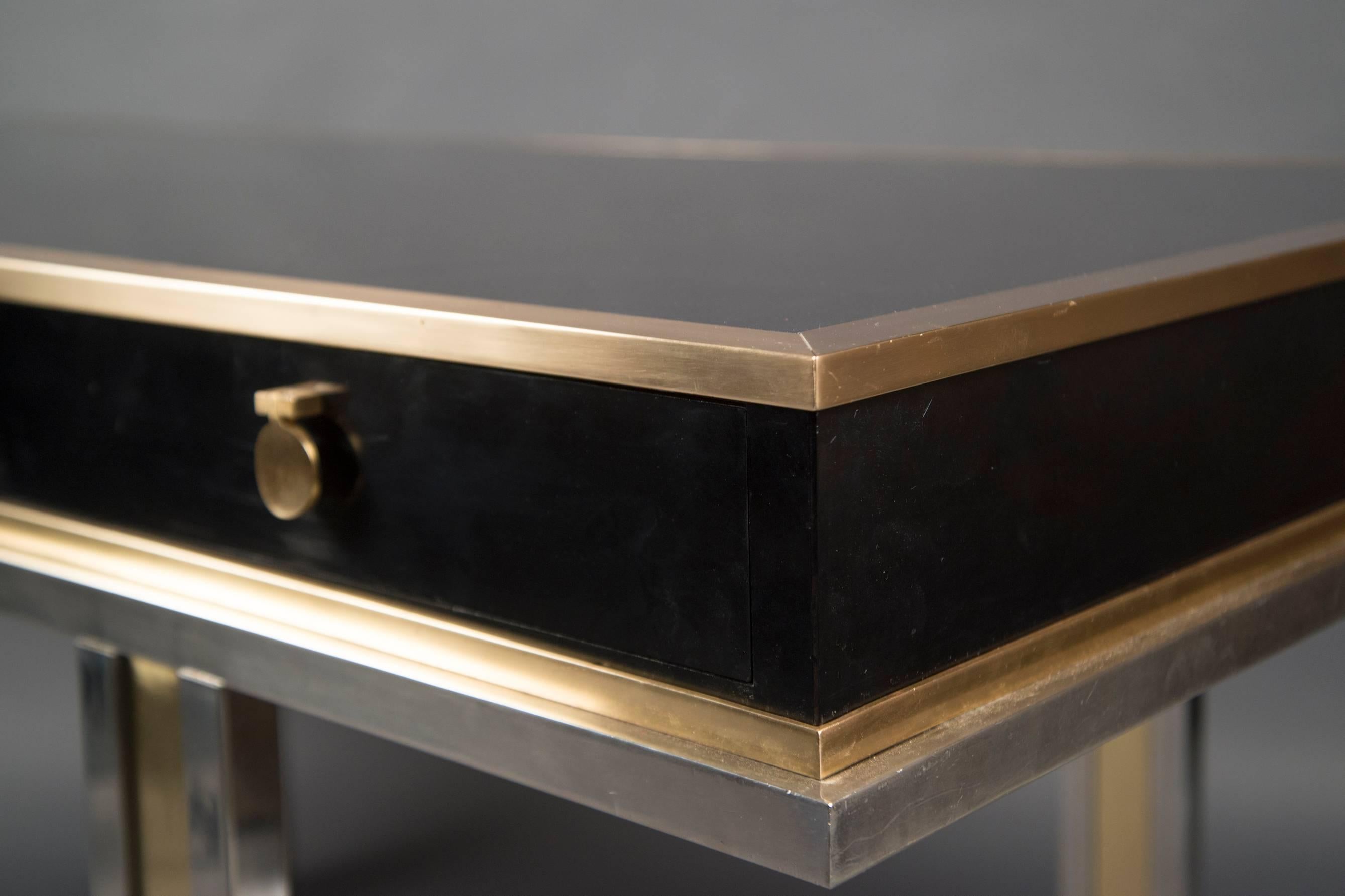 Black formica top and sides on a chromed brass and natural brass frame, featuring three wide drawers in the front.
 


OUR REFERENCE N10499