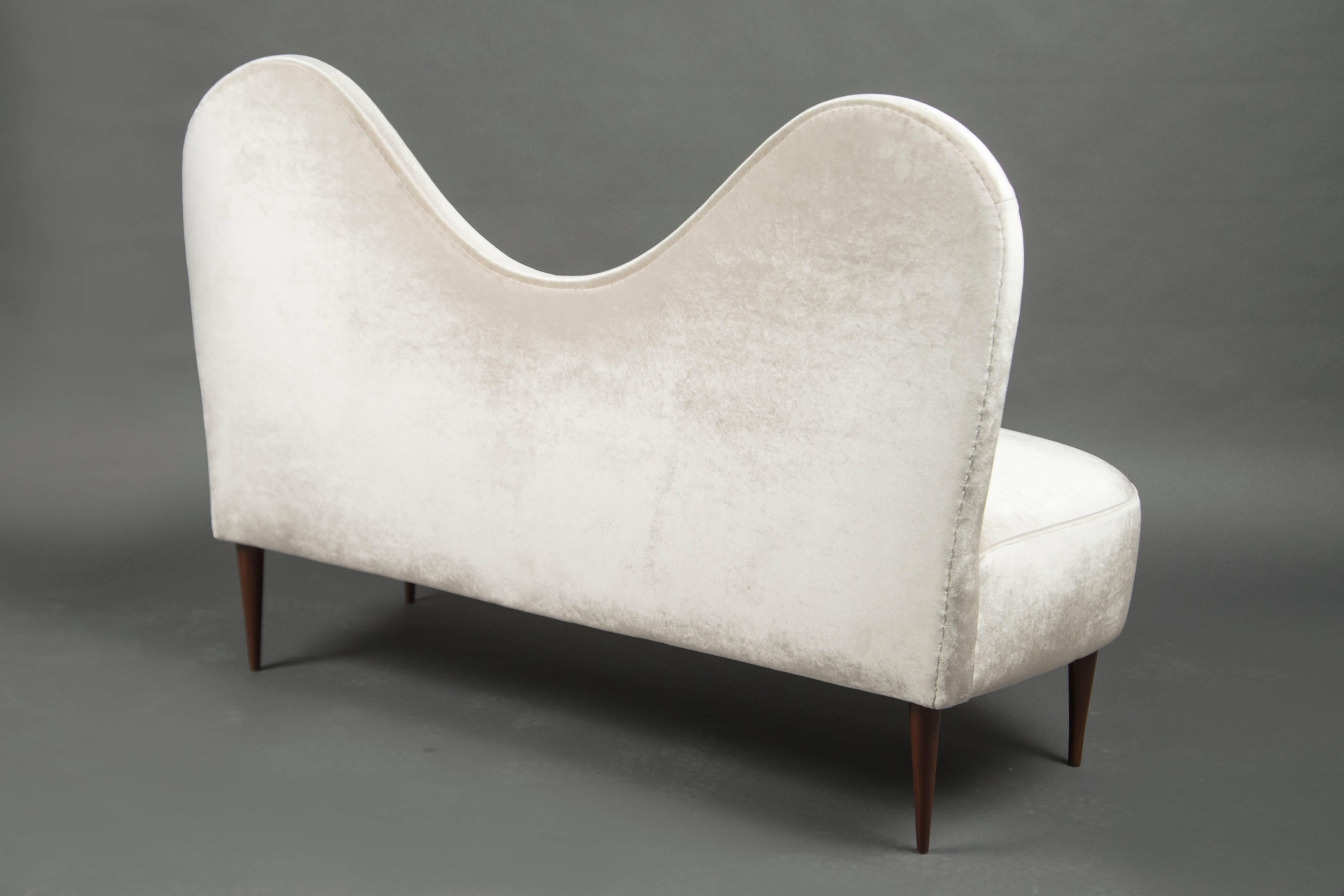 Das zweisitzige Sofa, Cesare Lacca zugeschrieben, Italien, um 1950 (Moderne der Mitte des Jahrhunderts) im Angebot
