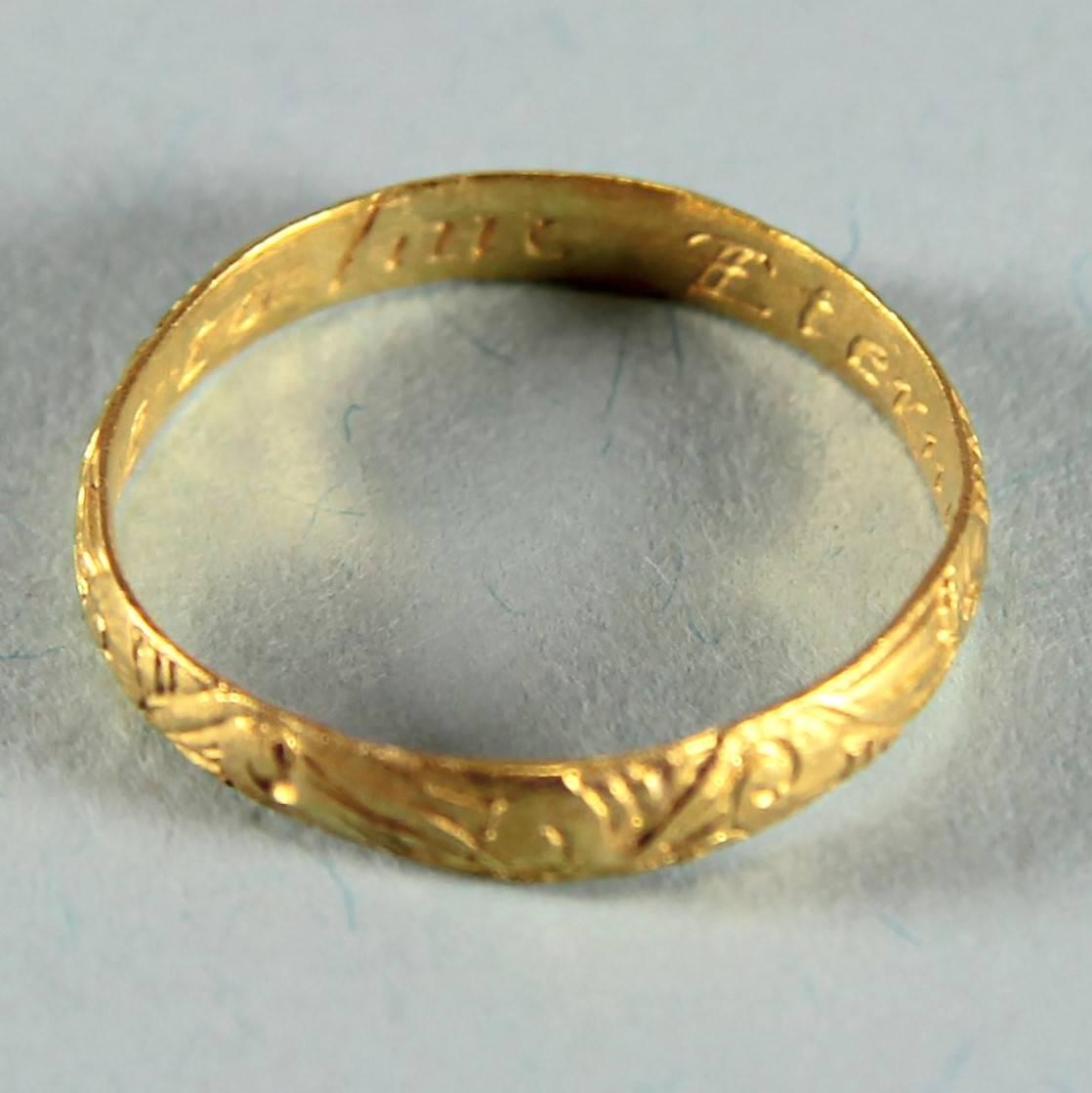 17th Century Gold Chased Posy Ring In Excellent Condition For Sale In London, GB