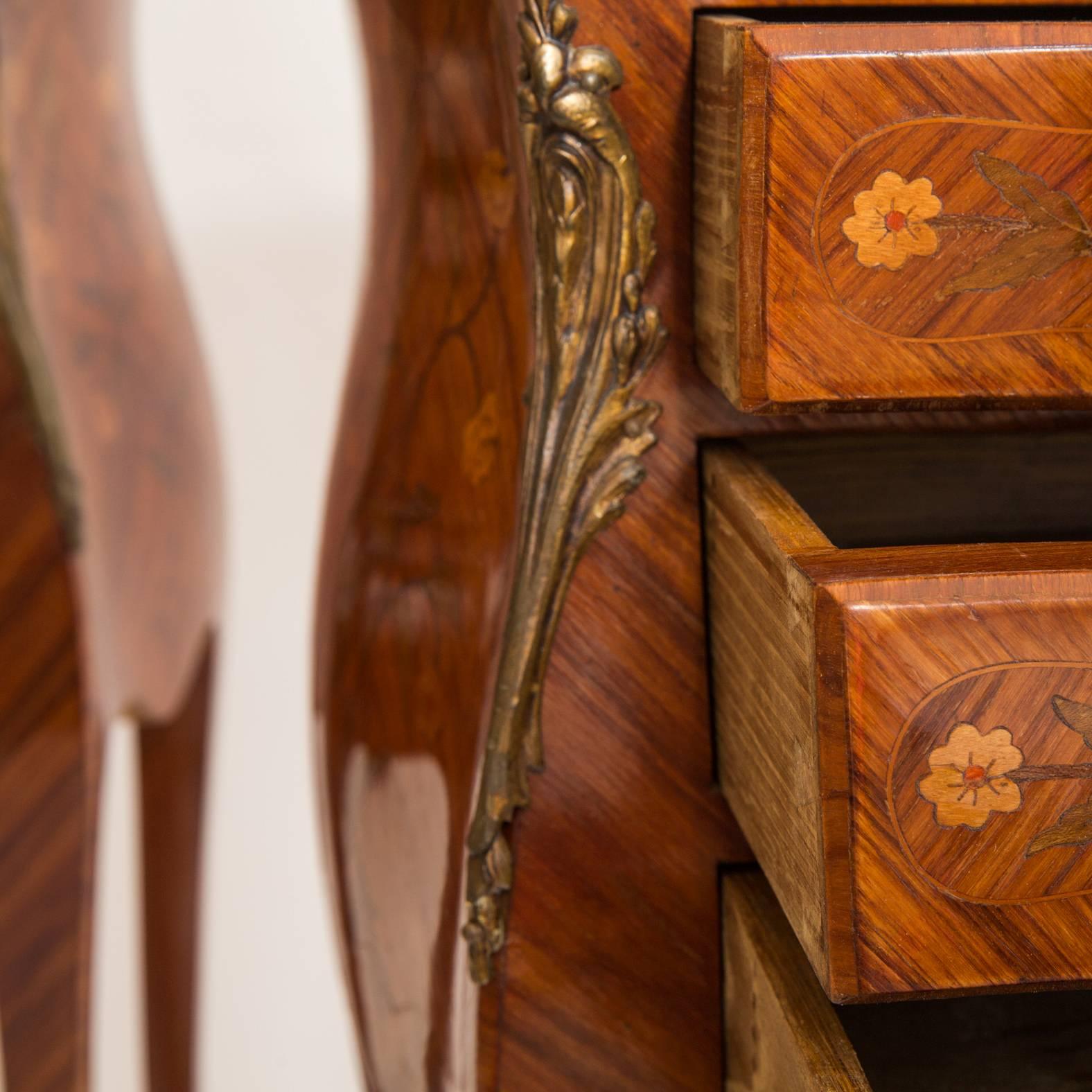 Early 20th Century Pair of French Marquetry Inlaid Louis XV Nightstands For Sale