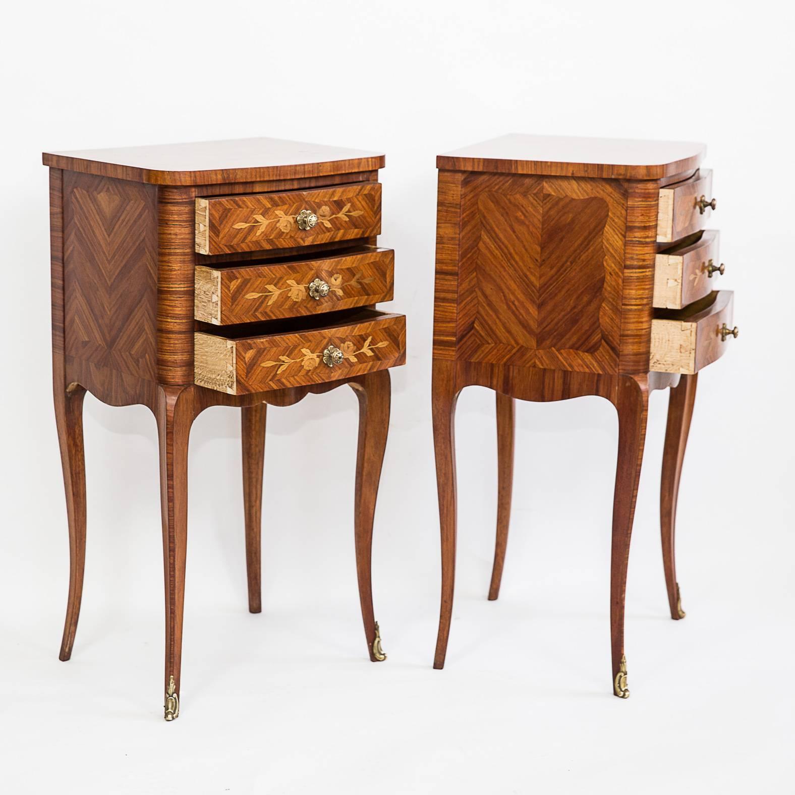 A very good pair of marquetry nightstands in Louis XV style. Cabriole legs and refine marquetry without forgetting nice bronze mounts.