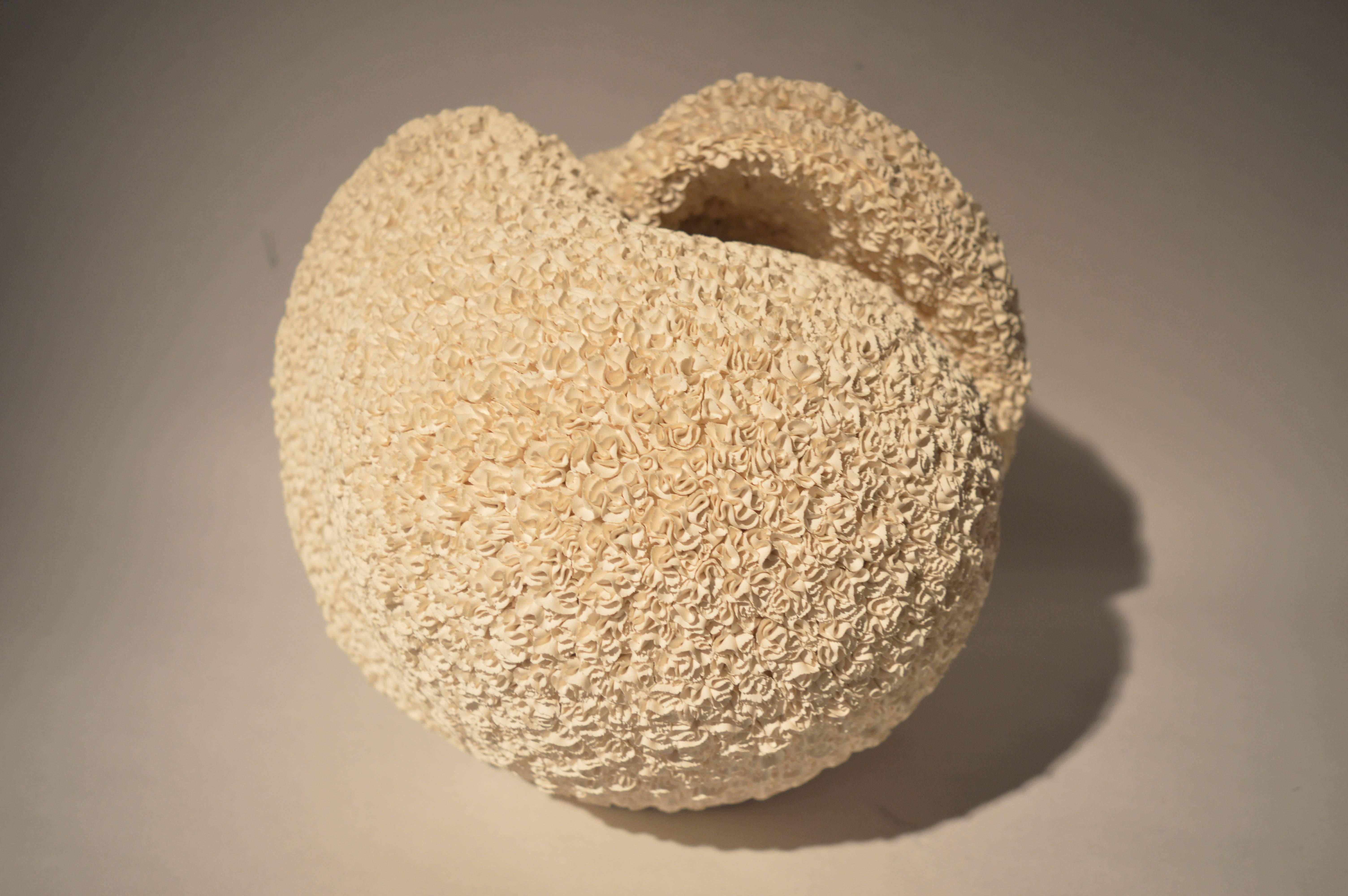Japanese contemporary vase Signed Makiko Hattori
Swirling rounded vase with upraised ridges and tiny bundles of shaved clay covering the entire surface.
Title : 
