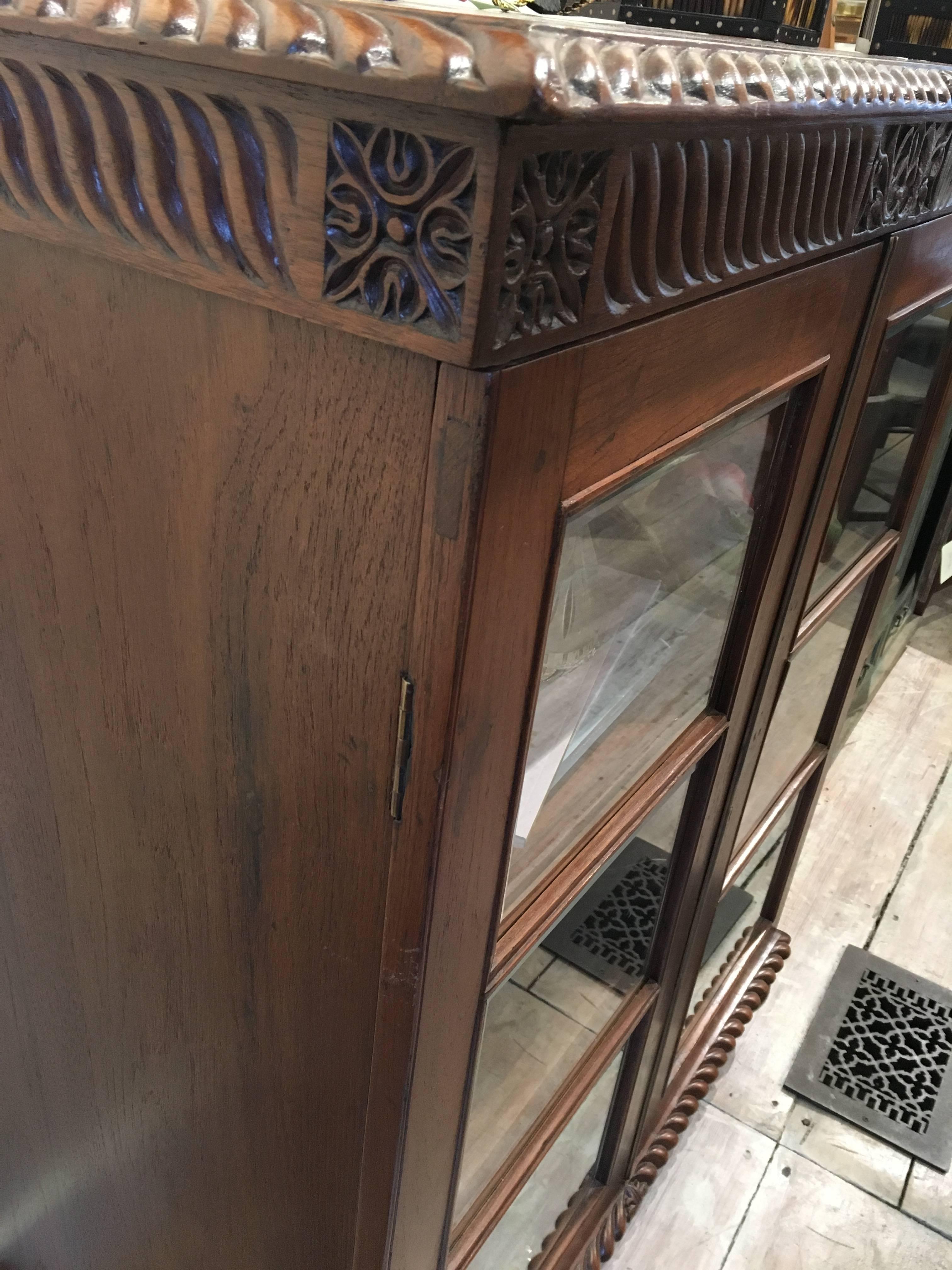 British Colonial Mahogany Petite Bookcase with Glass Door Panels, Early 1900s In Excellent Condition In Nantucket, MA