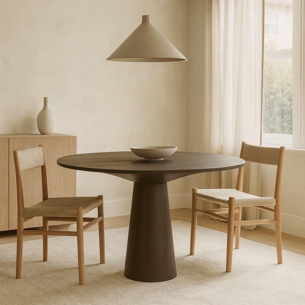 Moldave Table de salle à manger ronde sculpturale en Oak massif finition noire + Modèle 3D en vente
