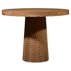 Table de salle à manger ronde en Oak Ø120 cm avec texture sculptée à la main et base conique