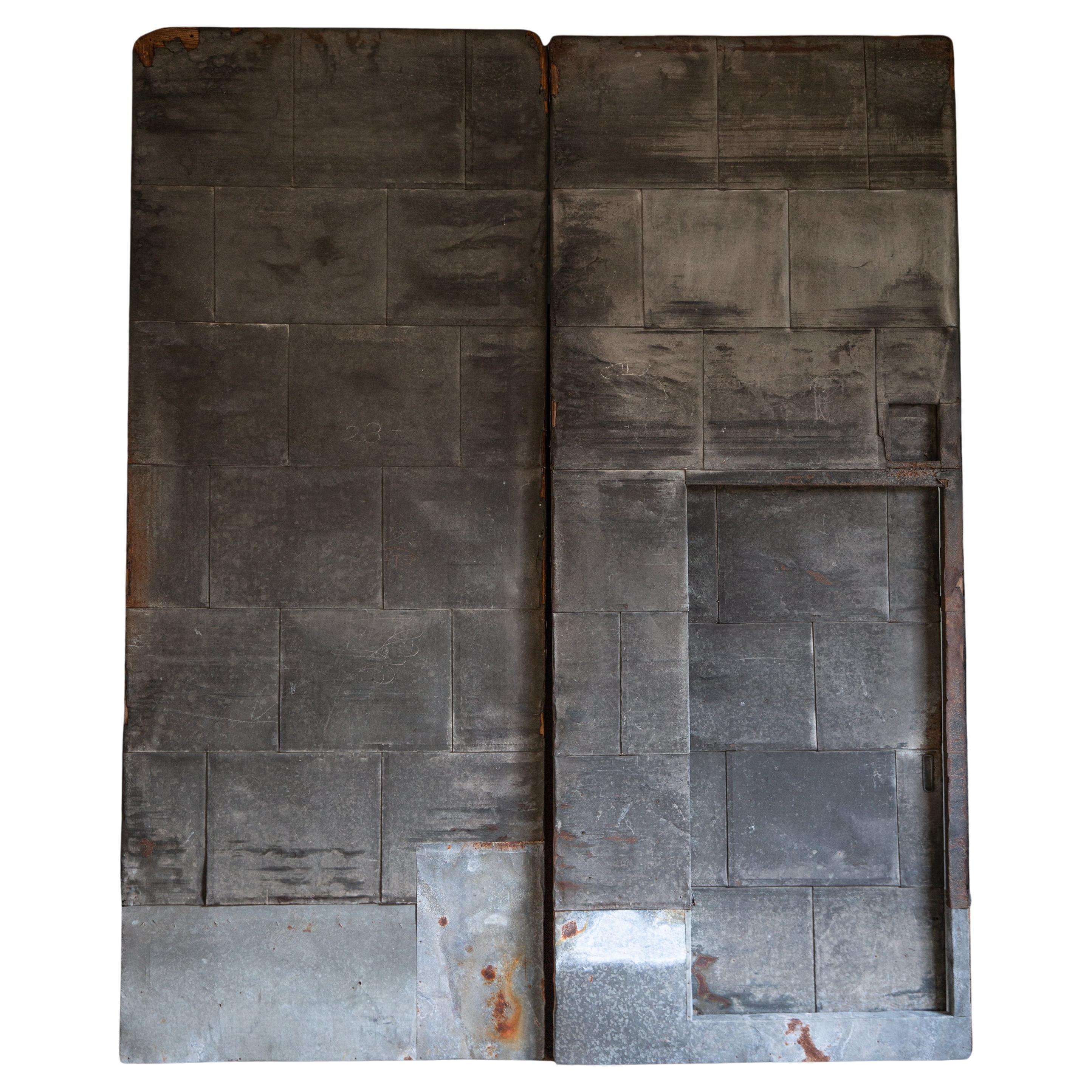 Portes coulissantes japonaises anciennes, hautes et épaisses, recouvertes d'étain, wabi sabi primitif