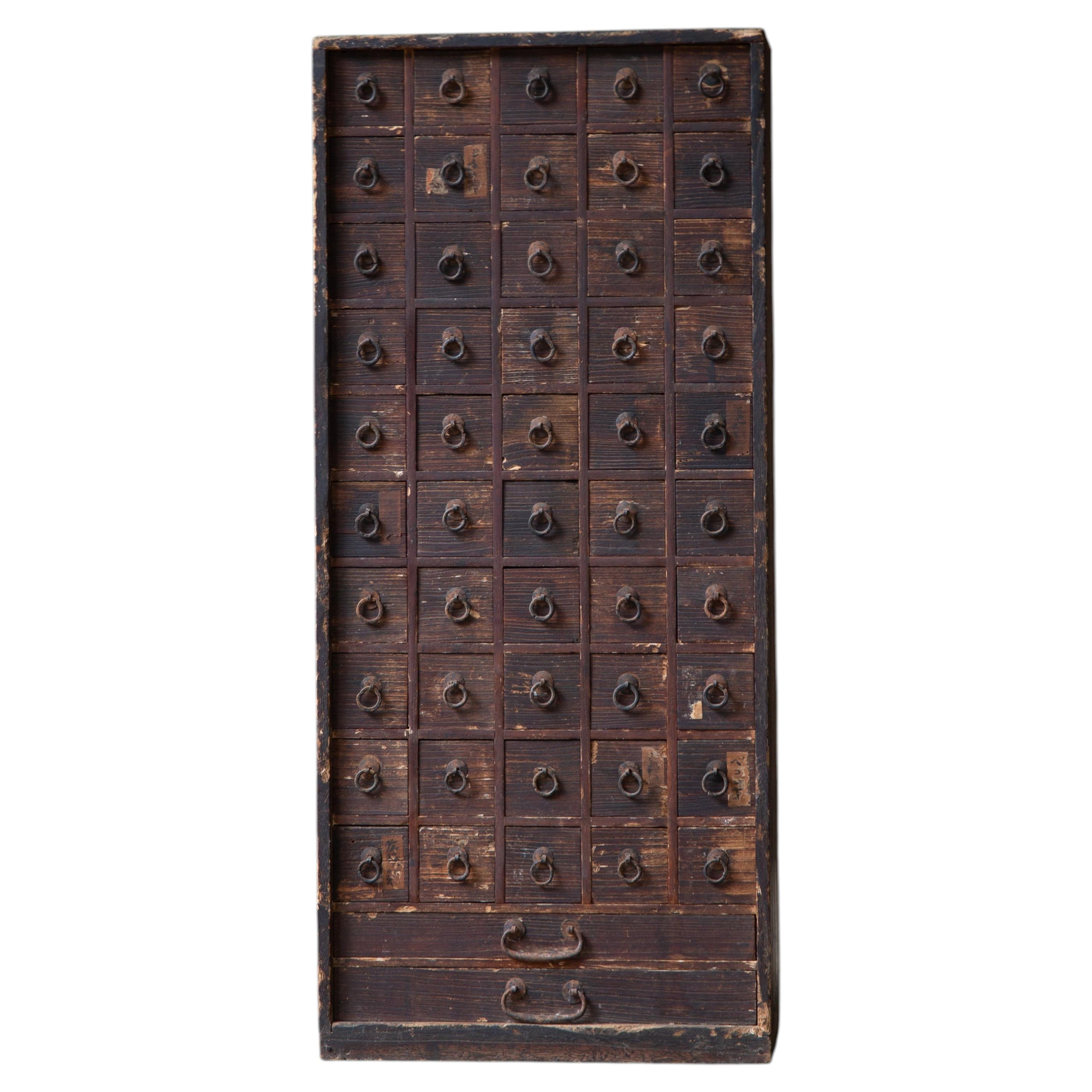1850er-1890er Jahre japanische antike mittelgroße Medizin tansu Kommode, wabi sabi im Angebot