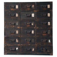 Commode tansu antique japonaise en cèdre sugi noir, laquée à l'urushi, avec 18 tiroirs, fin du XIXe siècle