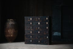 Commode tansu antique japonaise en cèdre sugi noir, laquée à l'urushi, avec 18 tiroirs, fin du XIXe siècle