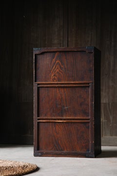 Antiker japanischer Sugi-Zedernholzschrank aus der Edo-Zeit mit abnehmbarer Frontblende, datiert 1811