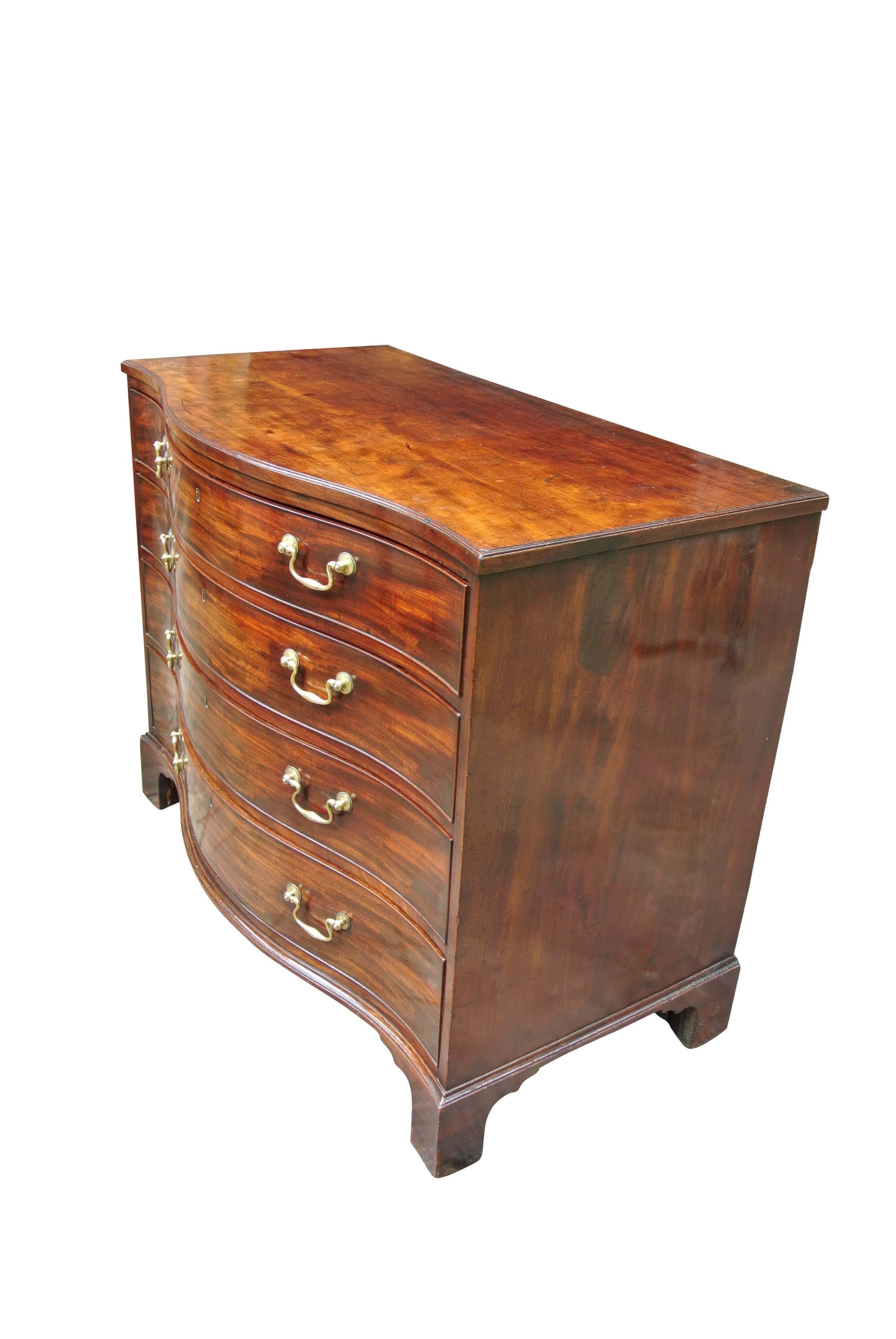 An extremely handsome, very good quality George 3rd mahogany chest of drawers in original condition. The handles and patina are original as are the brass locks. The drawers are oak lined and faced with well figured veneers, as are the sides.