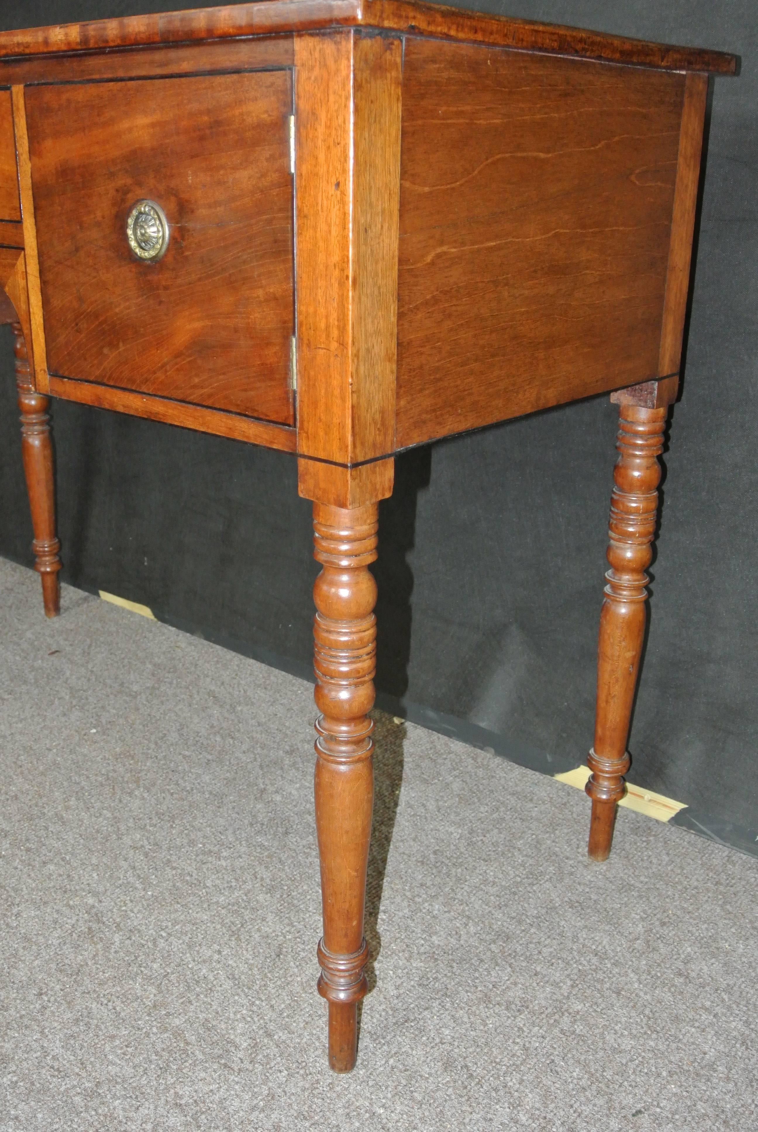 18th Century Mahogany Kneehole Side Table In Good Condition In Bournemouth, GB