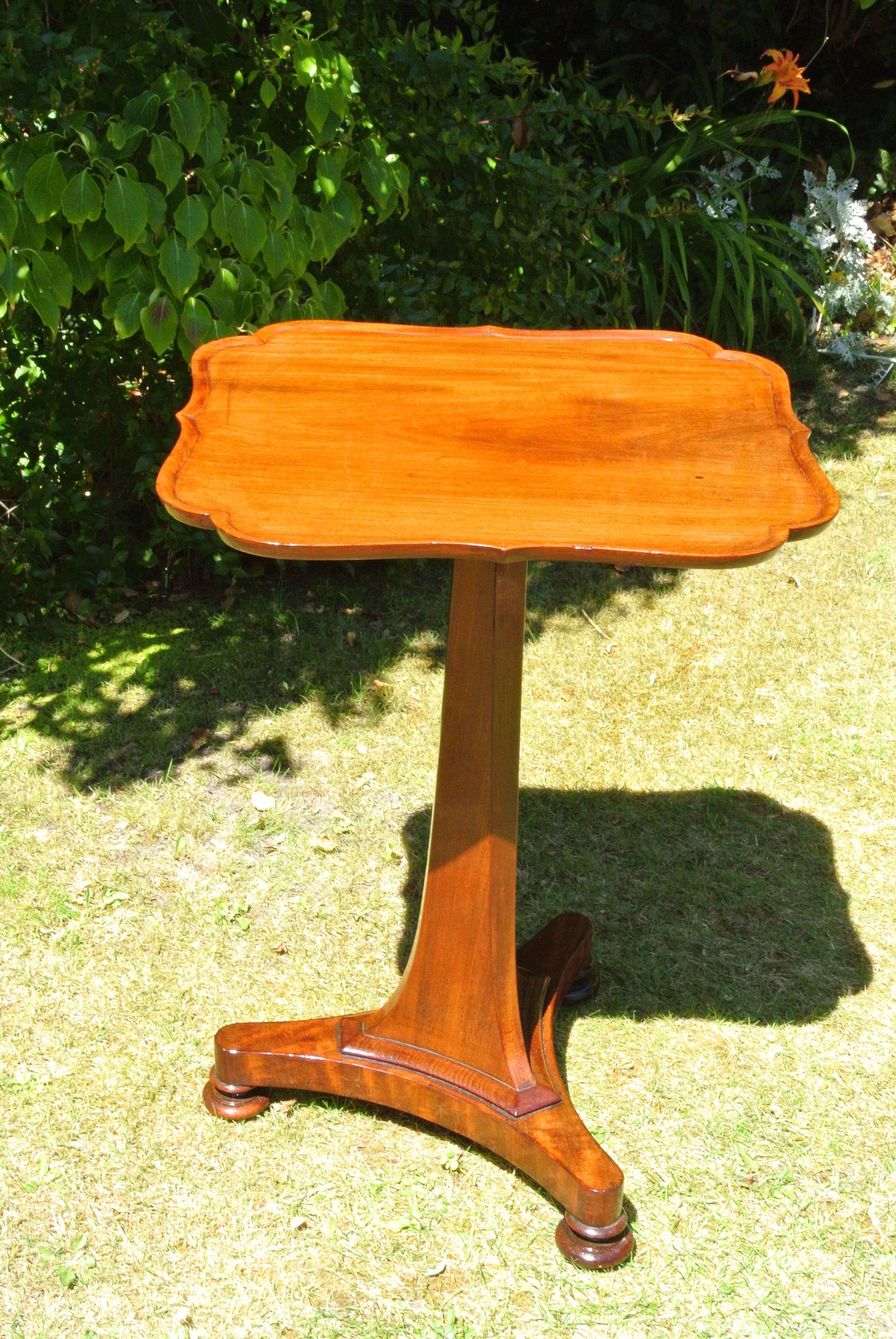 Good quality beautifully figured William IV mahogany tripod base scalloped edge dish top wine or lamp table.